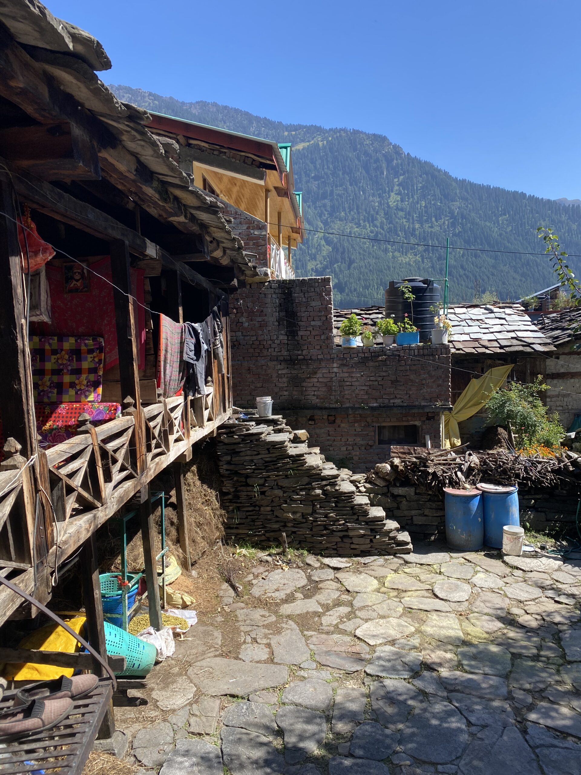 Cases tradicionals de pedra i fusta en un carrer d'Old Manali, Índia.