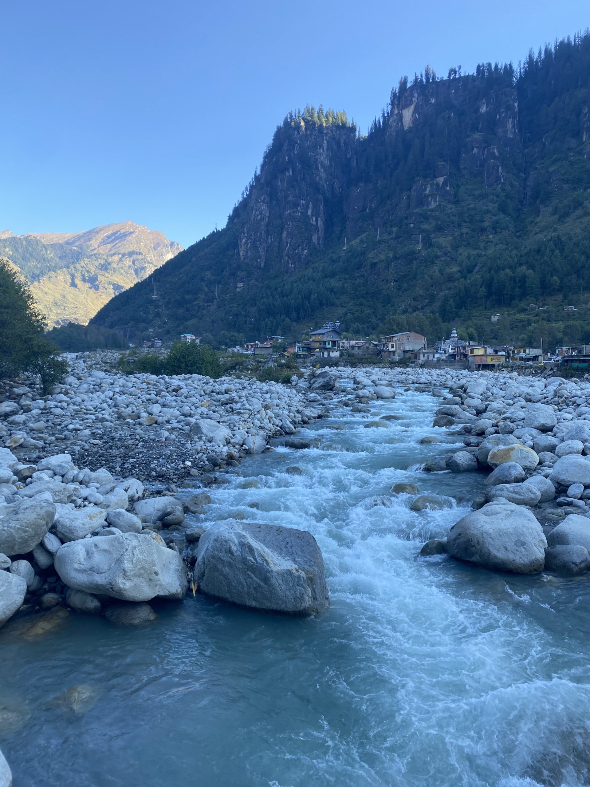 Manali, Himachal Pradesh Riu Beas entre roques i muntanyes de l’Himàlaia al seu pas per Manali.