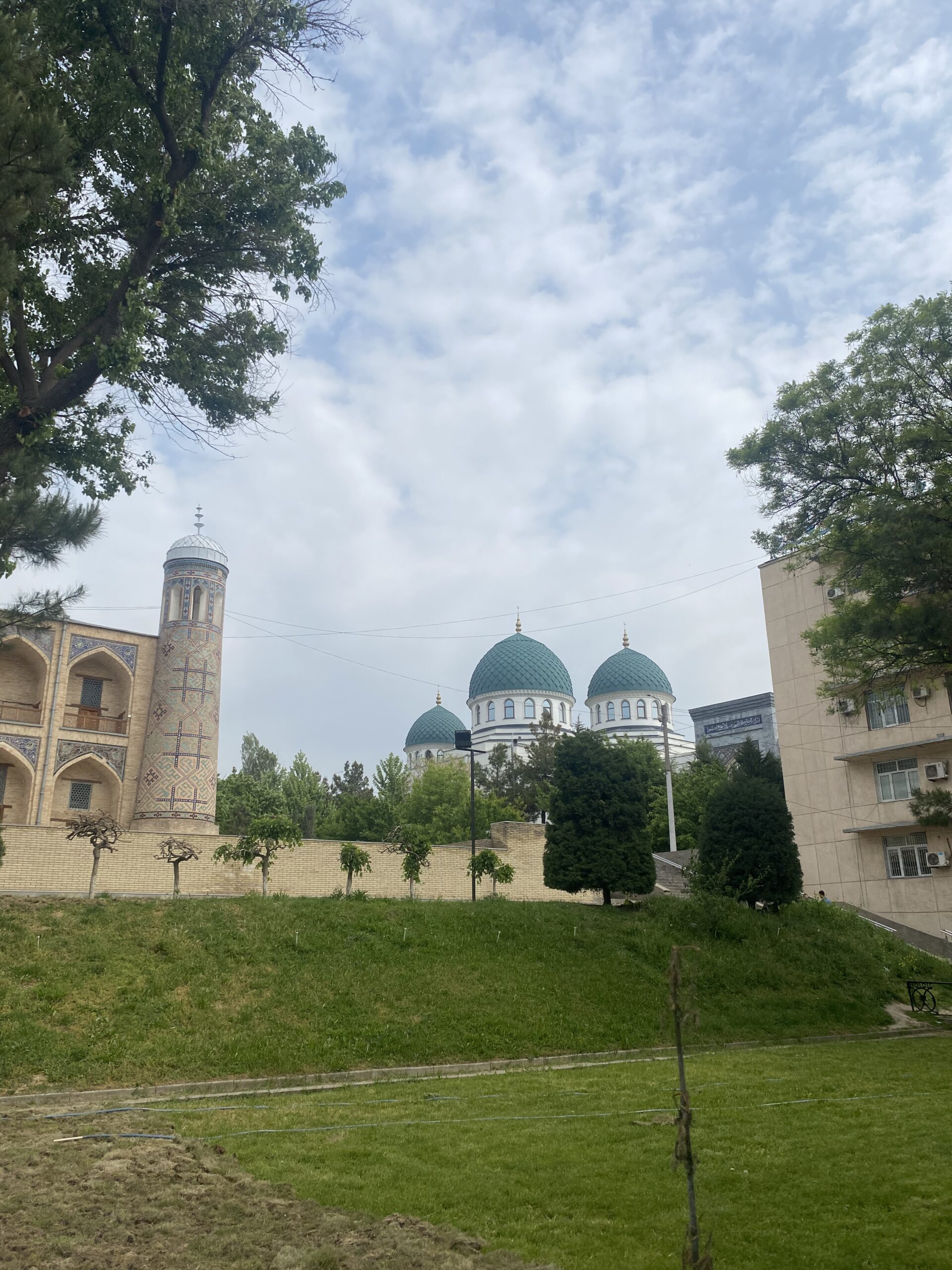 Cúpules turquesa i edificis del complex Hazrati Imam entre arbres a Taixkent
