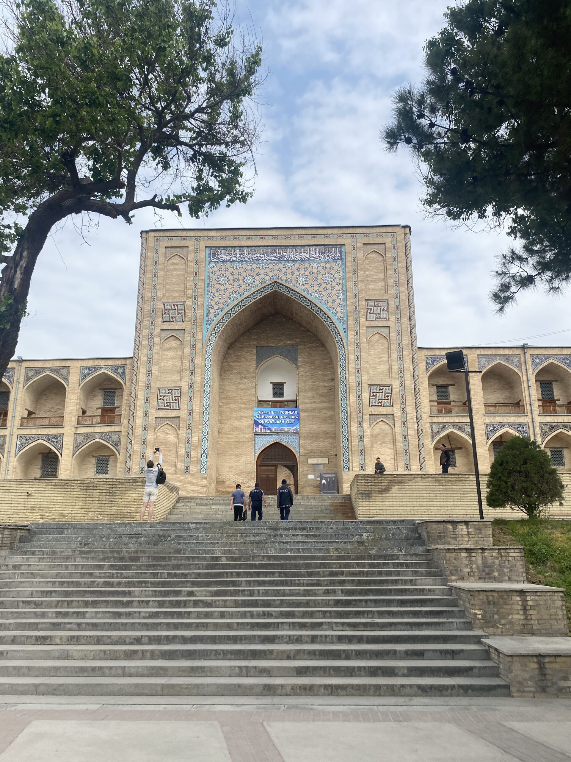 Façana de maó i portal monumental de la madrassa Kukeldash de Taixkent