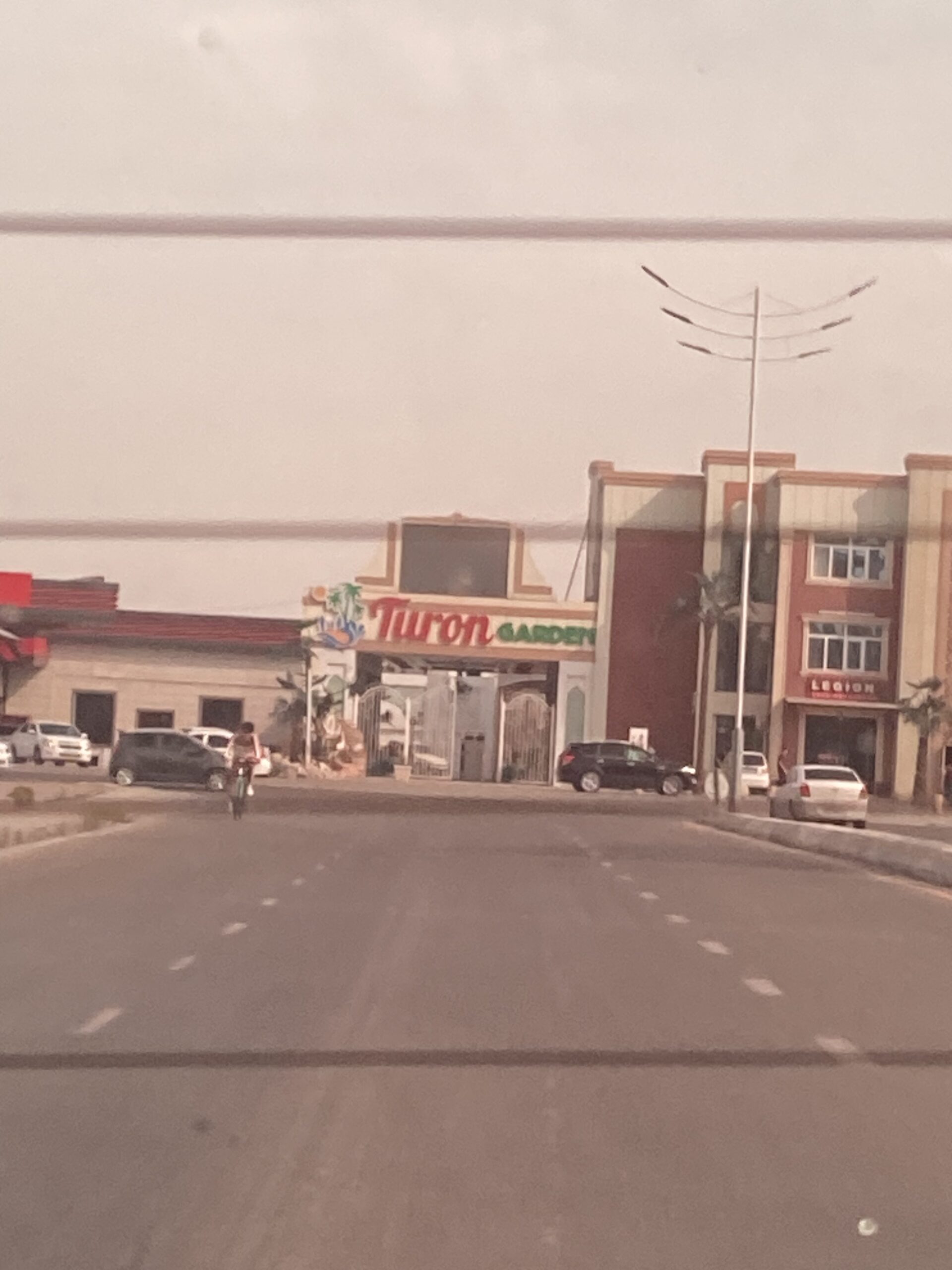 Avinguda ampla amb edificis baixos, vehicles i fanals urbans a Taixkent, Uzbekistan