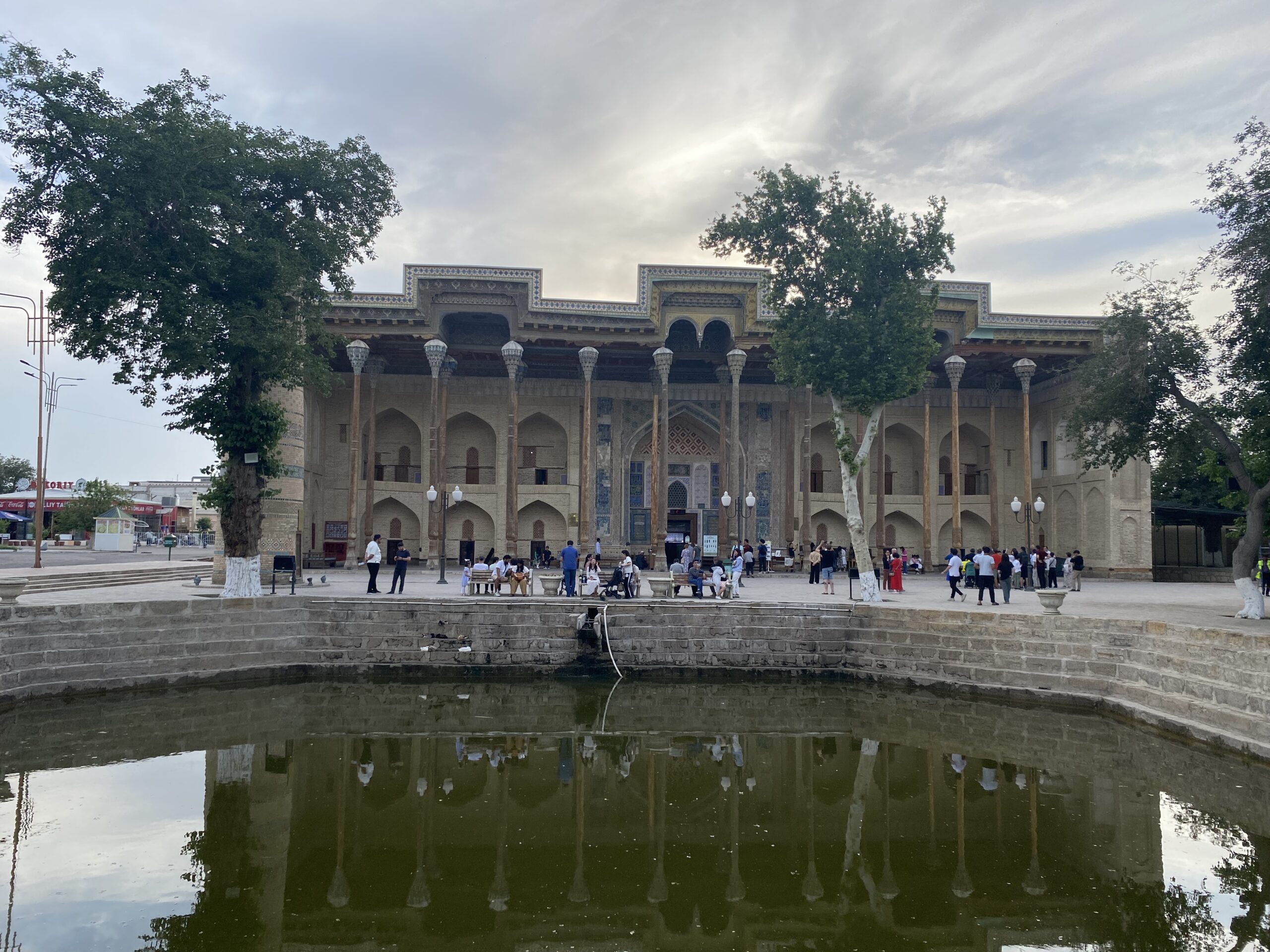 Façana porticada de la mesquita Bolo-Hauz reflectida a l'estany de Bukhara