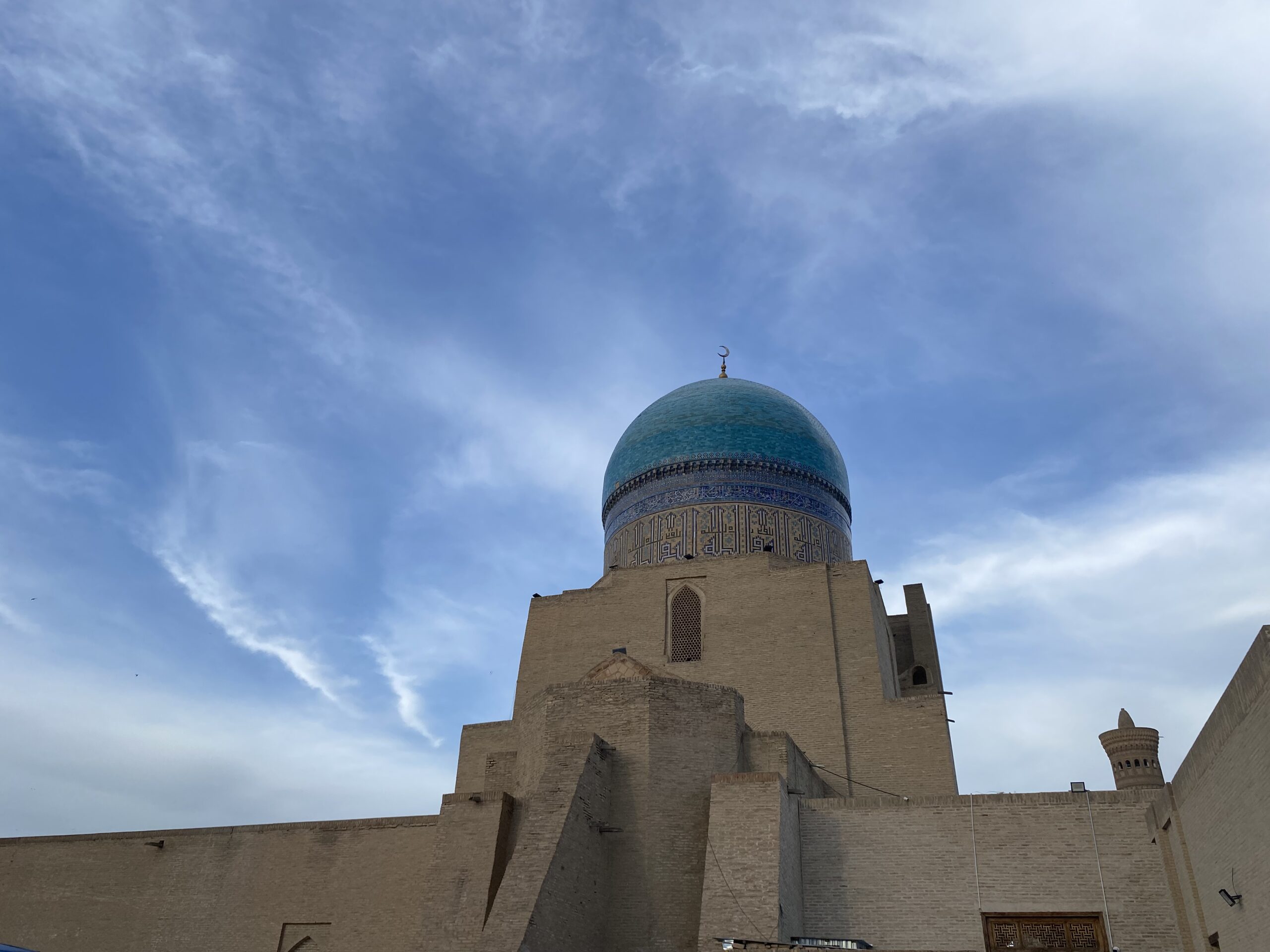 Cúpula turquesa Kok Gumbaz sobre els murs de maó de la mesquita Kalyan de Bukhara