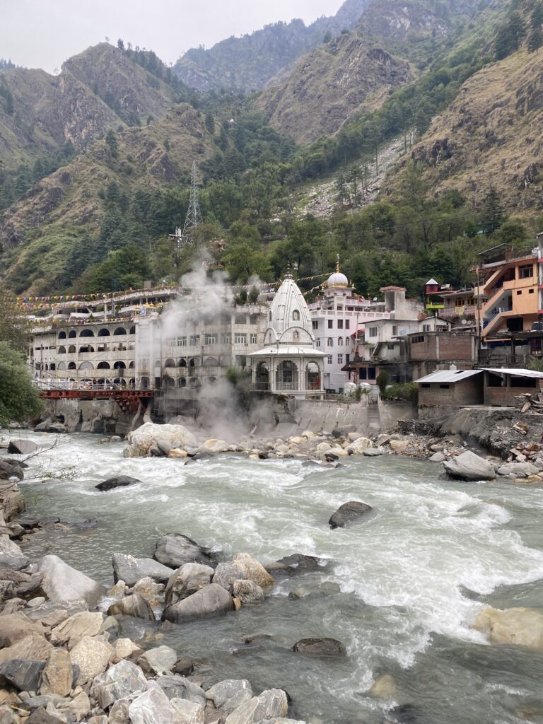 Complex religiós de Manikaran Sahib entre el vapor de les fonts termals i les muntanyes de la vall de Parvati, Índia.