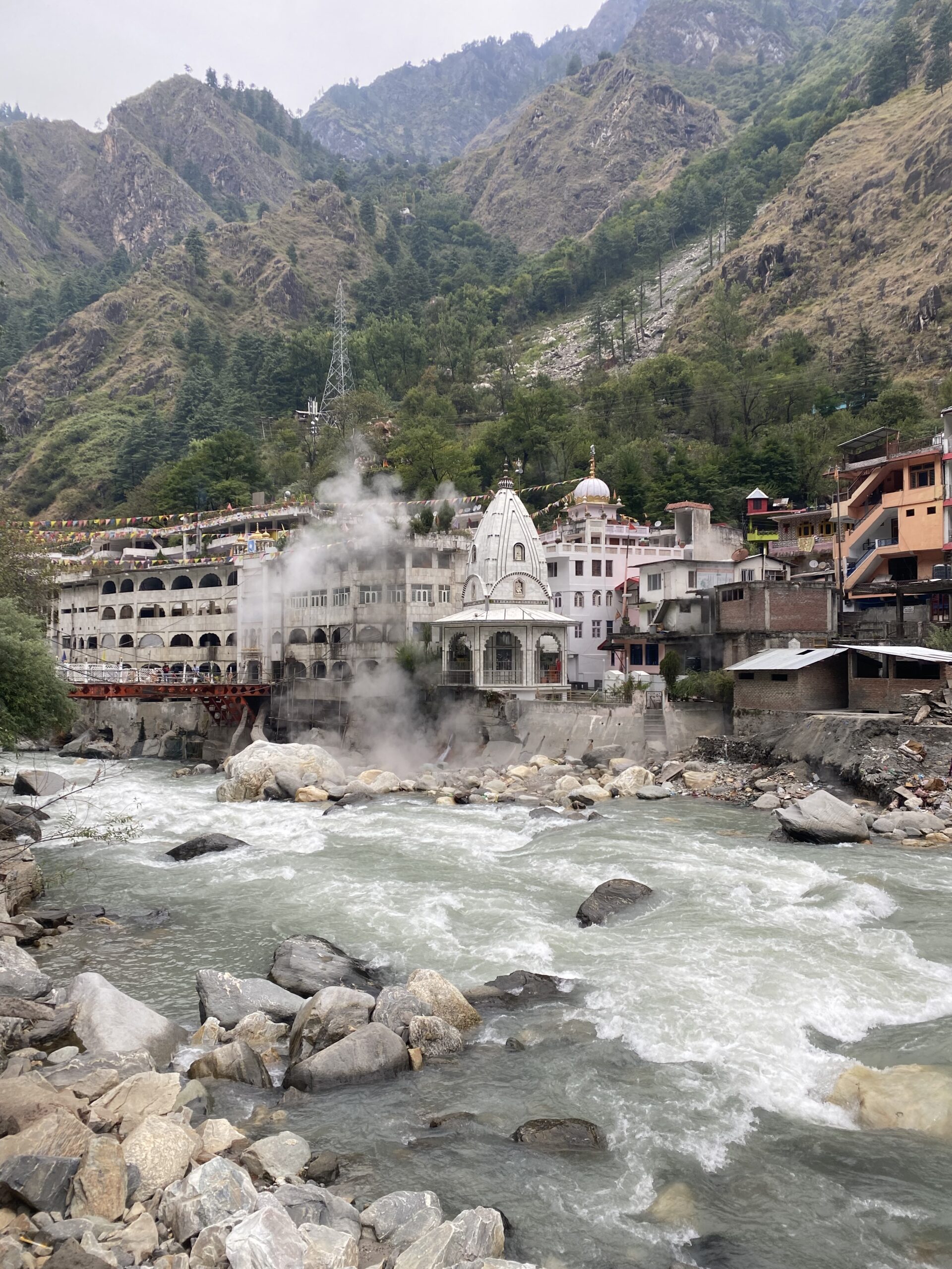Kasol i la vall de Parvati Temple de Manikaran envoltat de muntanyes a la vall de Parvati, Índia.