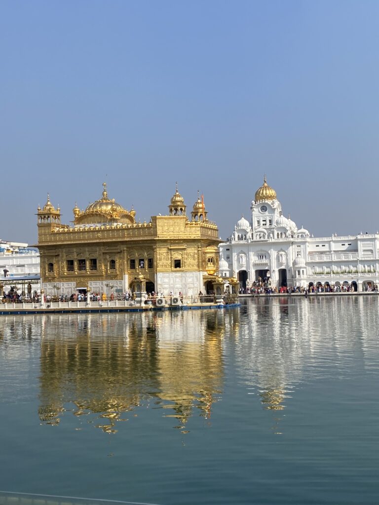 Temple Daurat d’Amritsar reflectit a les aigües de l’estany sagrat, al Panjab, Índia.