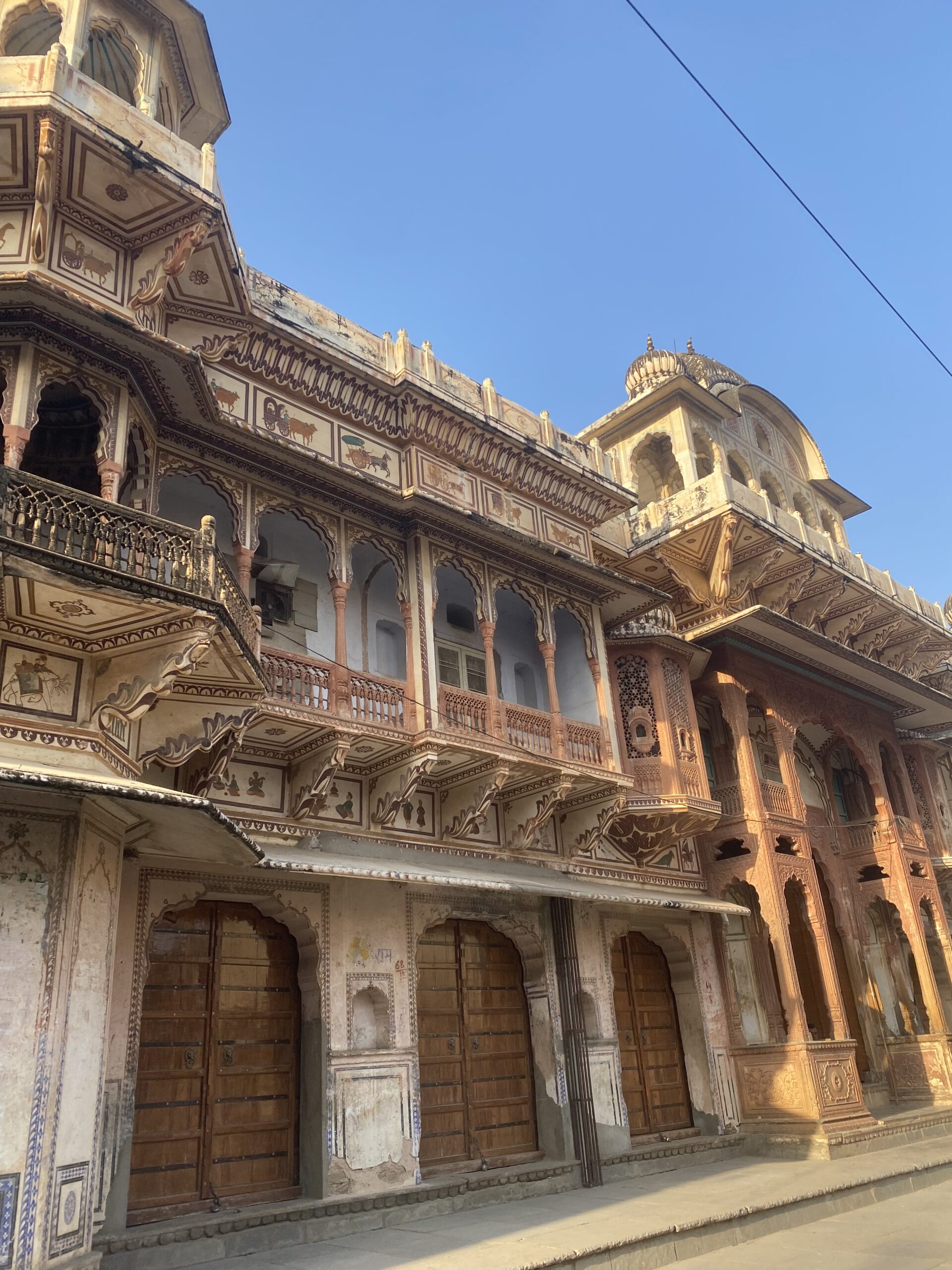 Façana d’un edifici històric amb balcons ornamentats al centre de Pushkar, Rajasthan.