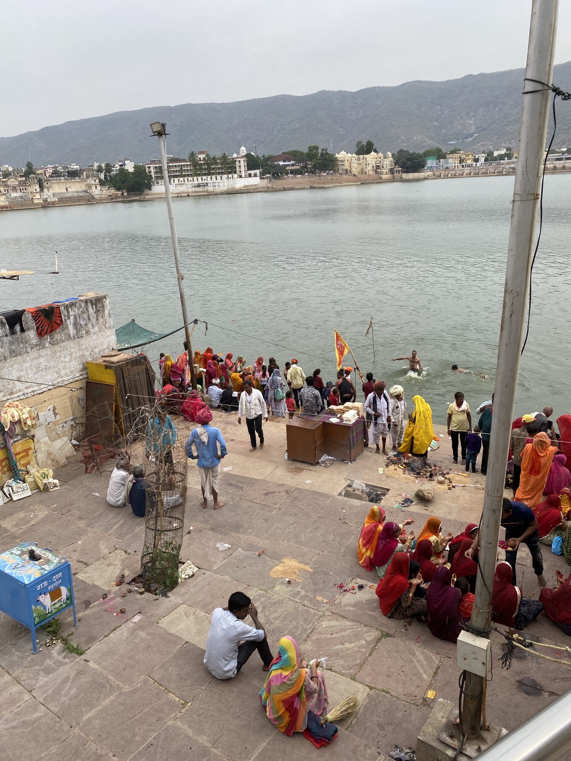Pelegrins participant en rituals als ghats del llac sagrat de Pushkar, Rajasthan.