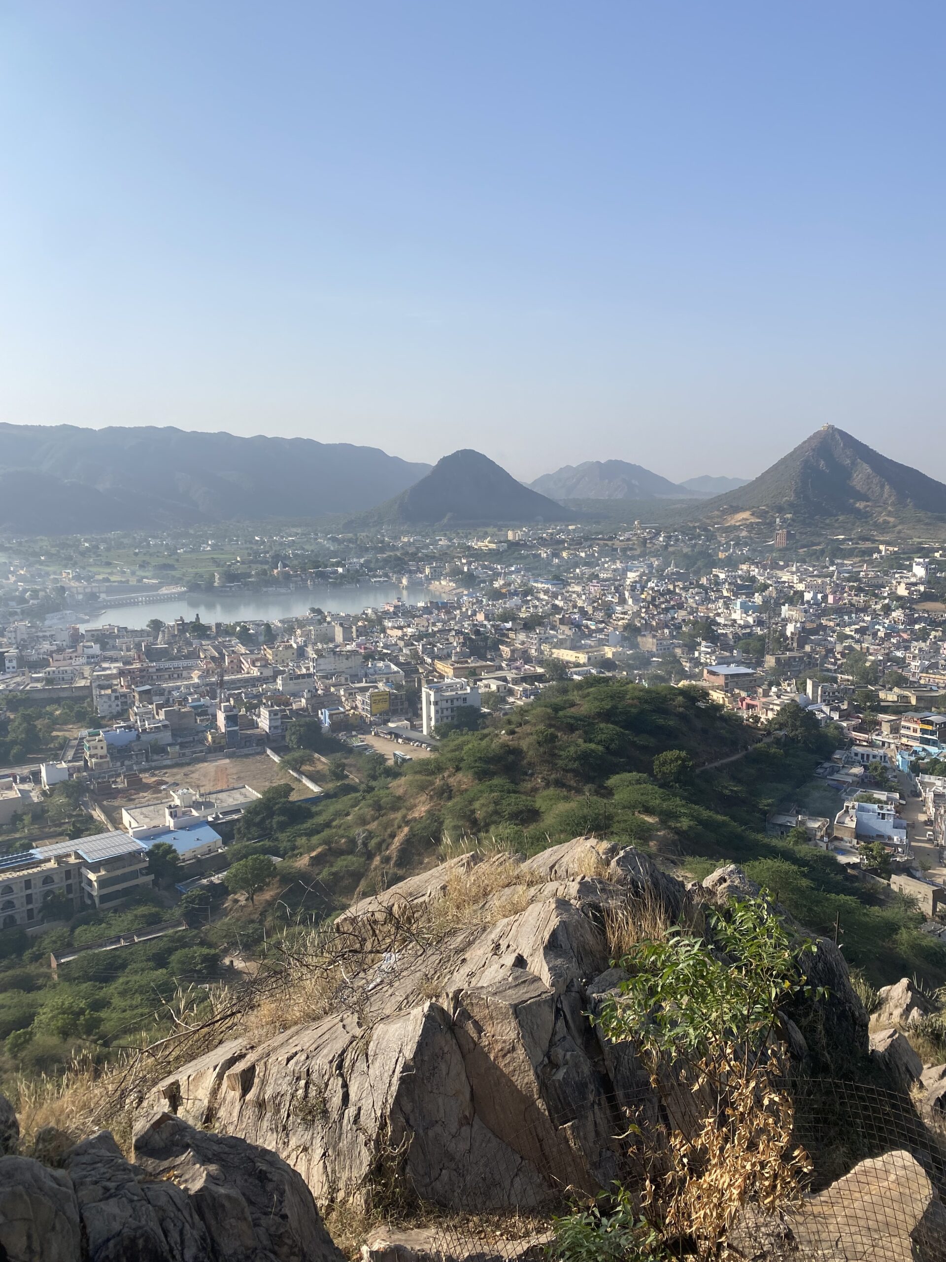 Vista panoràmica de Pushkar i les muntanyes d’Aravalli des d’un mirador elevat, Rajasthan.