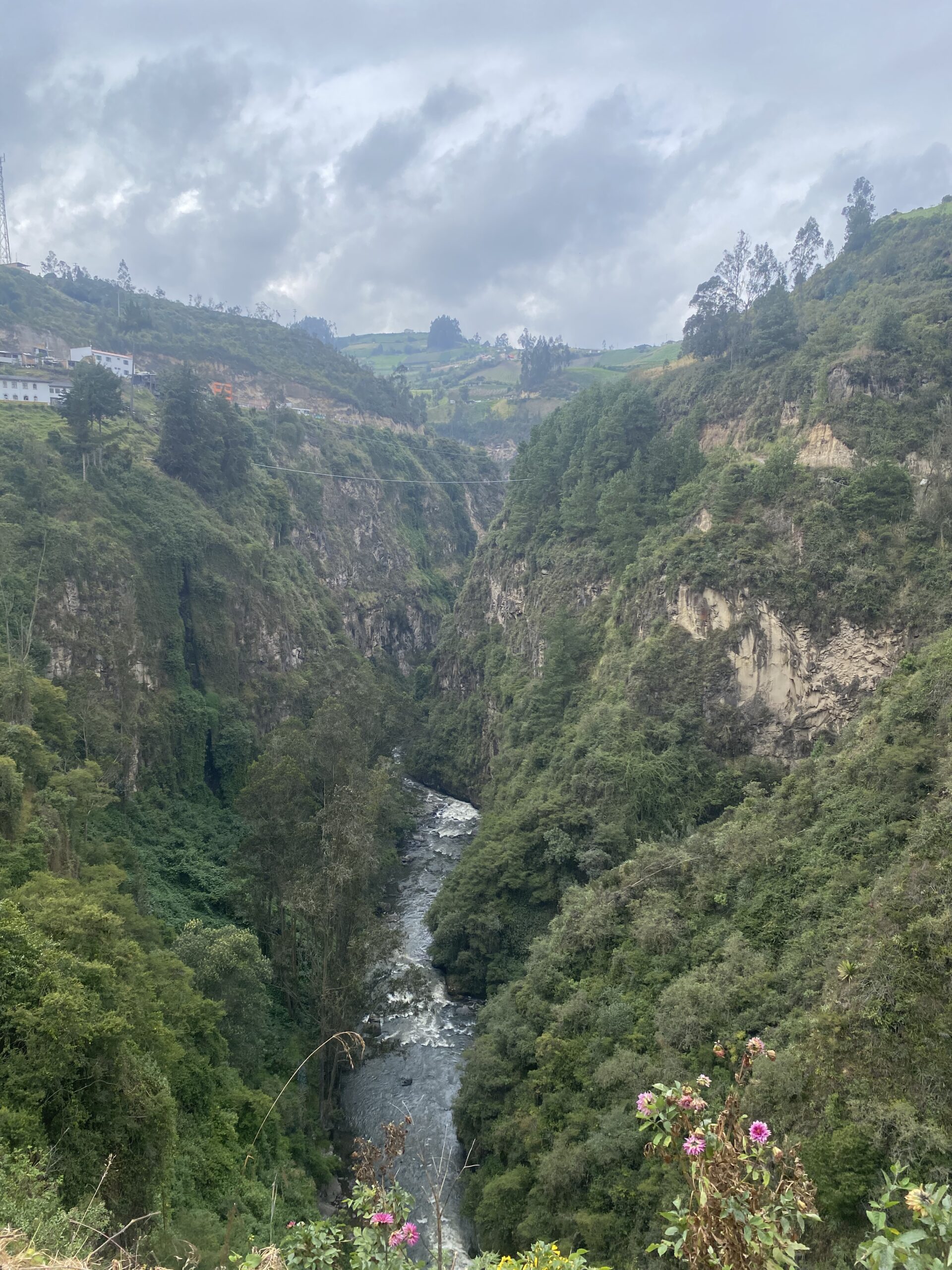 Vista del canyó del riu Guáitara i les muntanyes dels voltants d'Ipiales