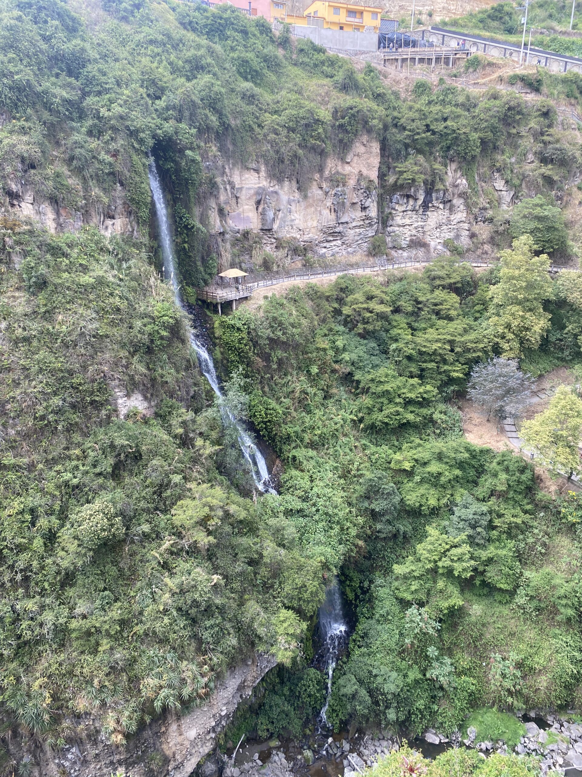 Cascada envoltada de vegetació al canyó del riu Guáitara, prop d'Ipiales