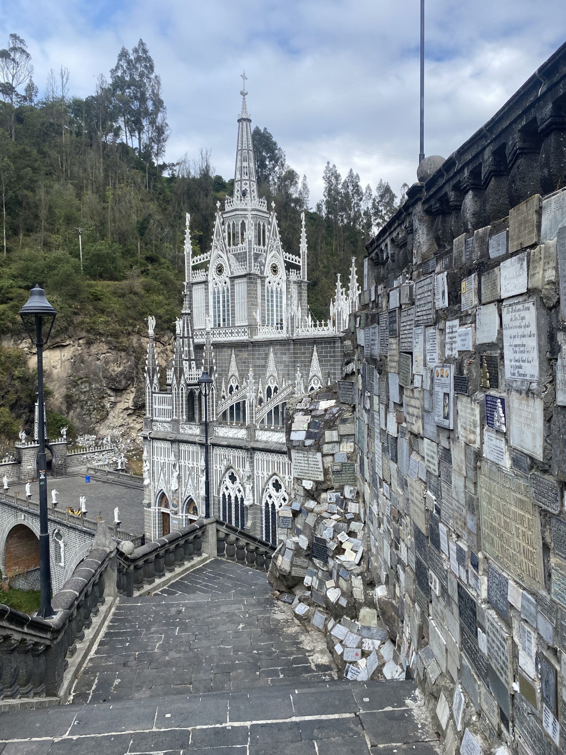 Vista lateral de l'arquitectura neogòtica del Santuari de Las Lajas, a Ipiales, Colòmbia
