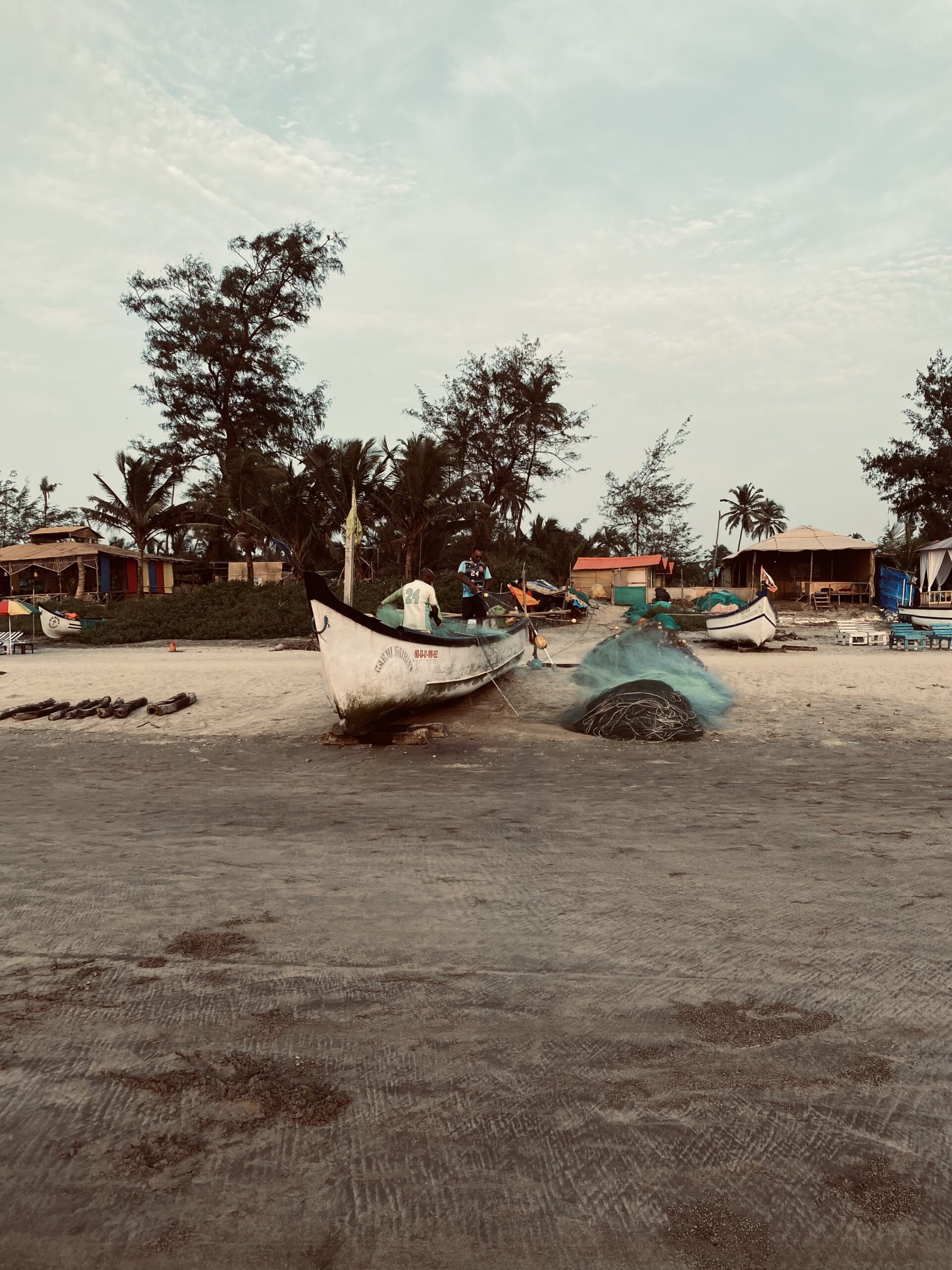 Barques de pesca tradicionals descansant sobre la sorra de la platja d’Arambol, Goa.