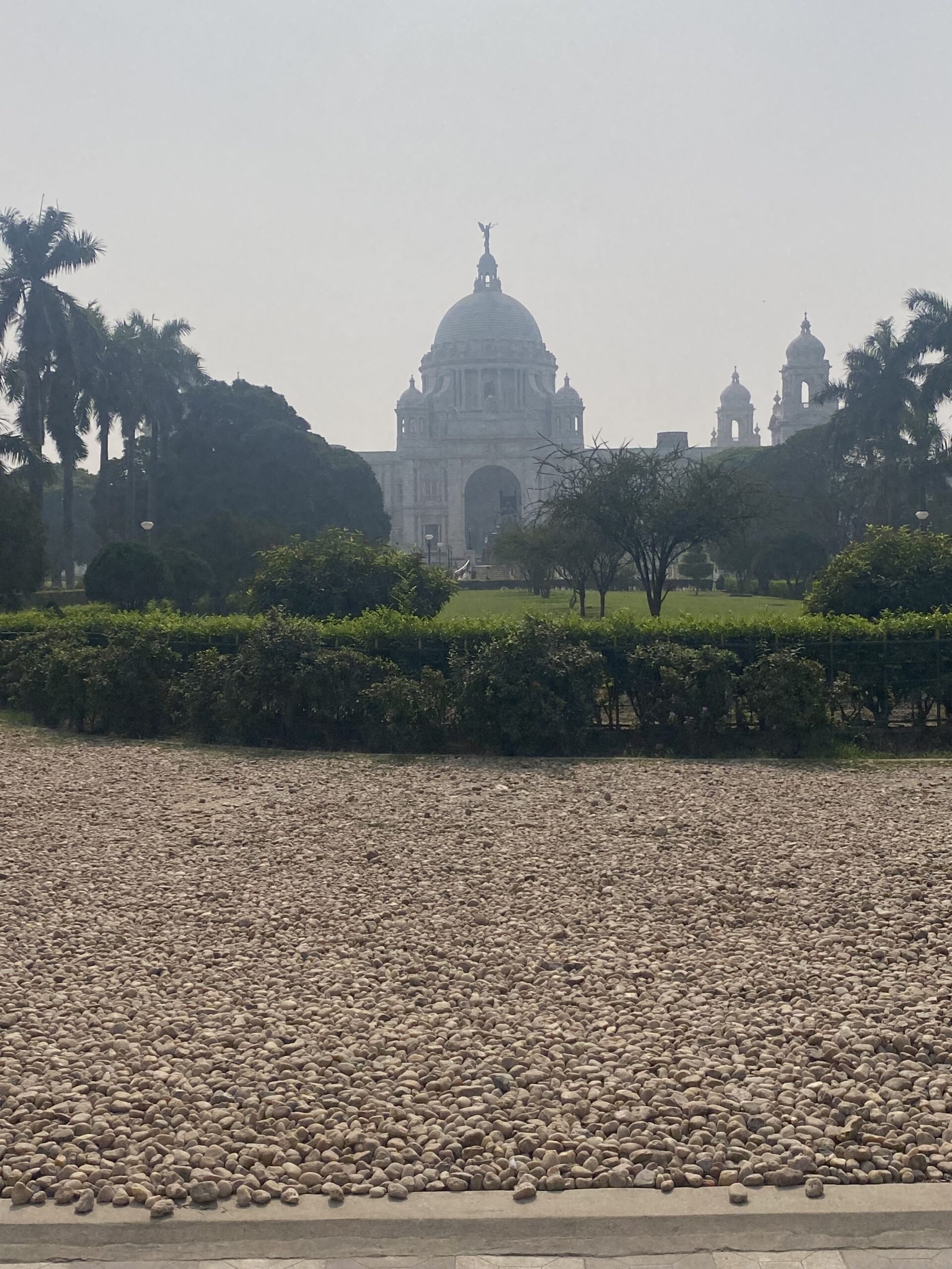 Vista del Victoria Memorial entre els jardins i la boira urbana de Calcuta, Índia.