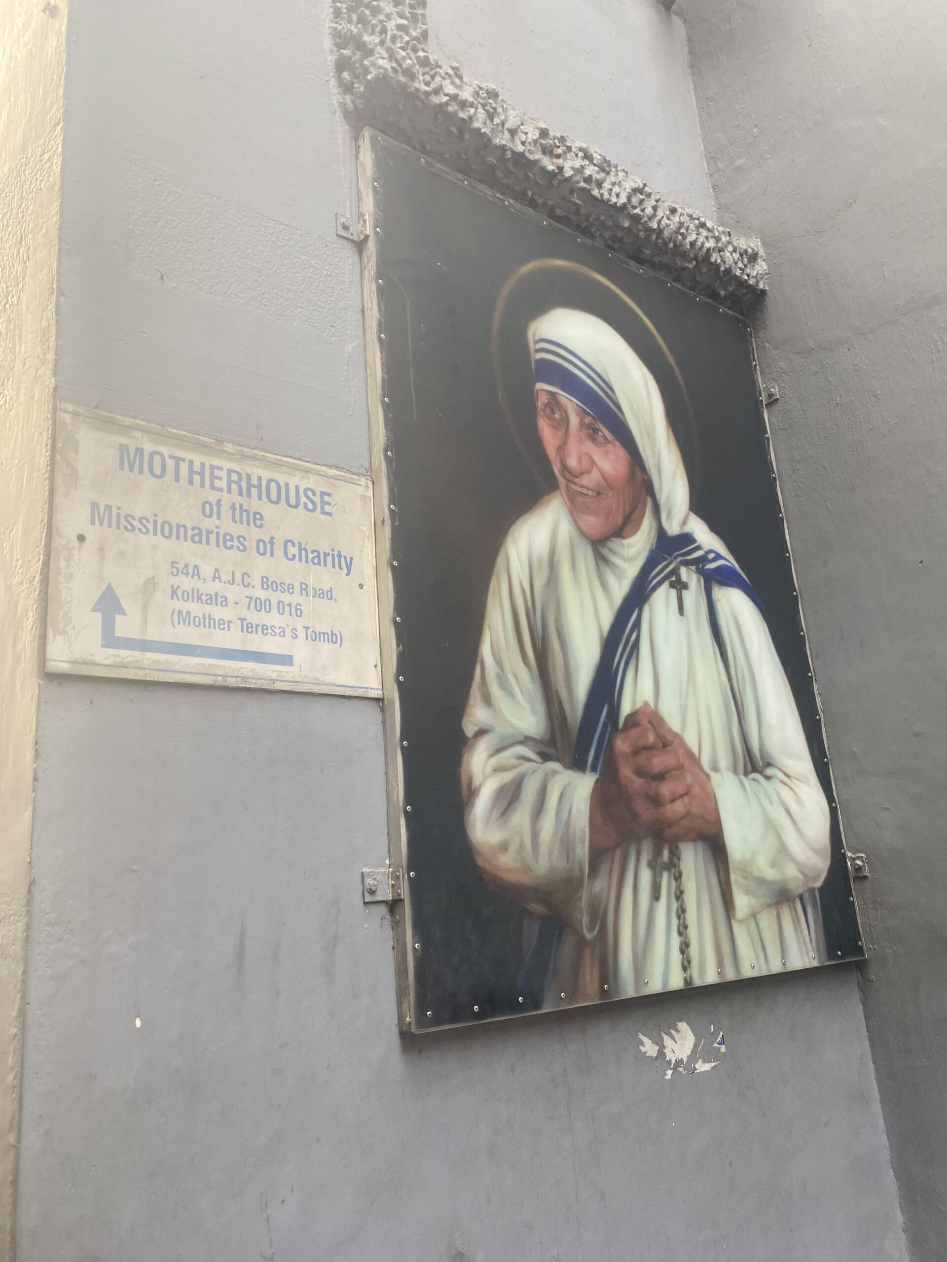 Retrat de la Mare Teresa exposat a la Casa Mare de les Missioneres de la Caritat de Calcuta.