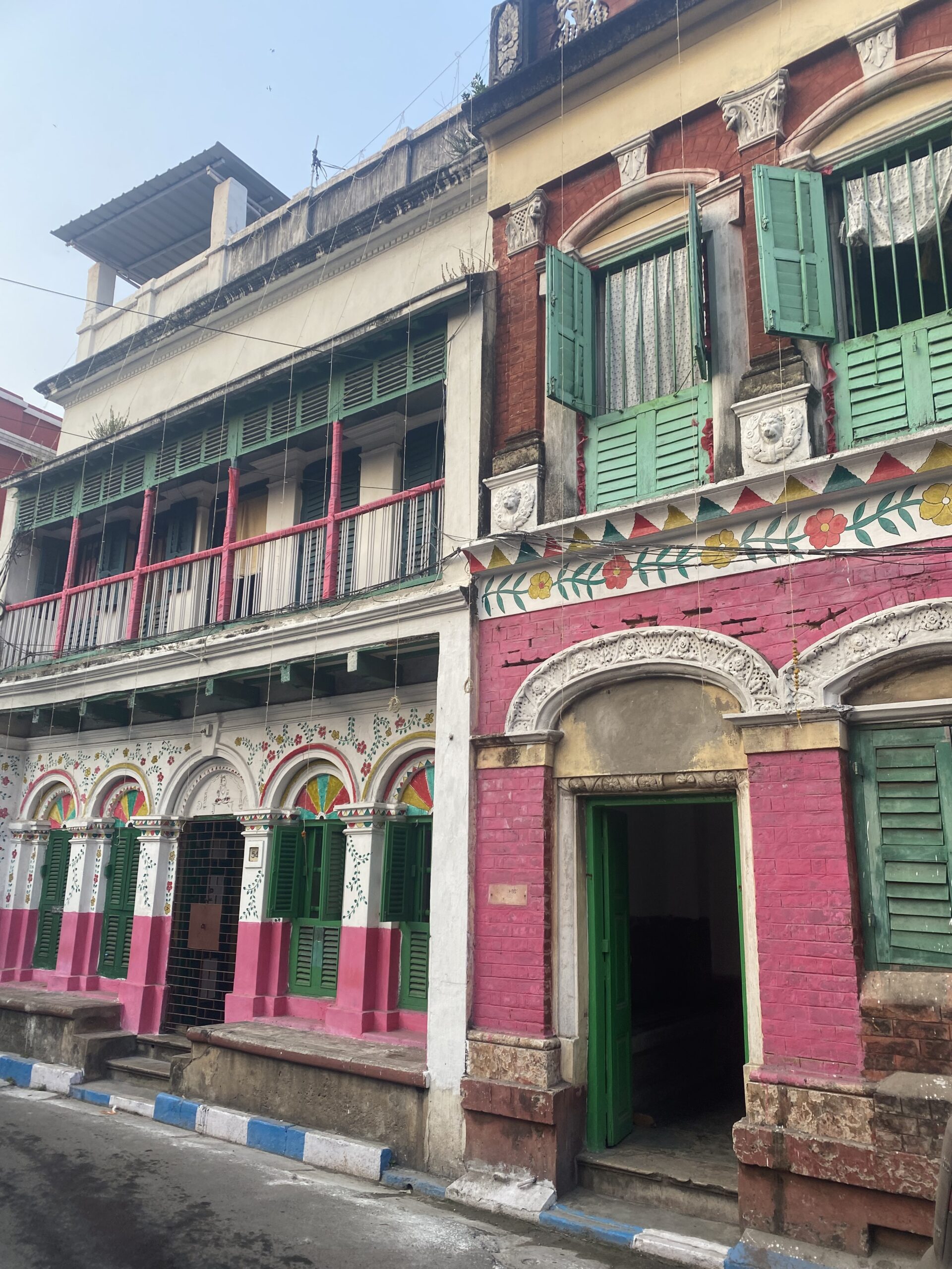 Façana de colors amb finestres i balcons d’estil colonial en un carrer de Calcuta, Índia.