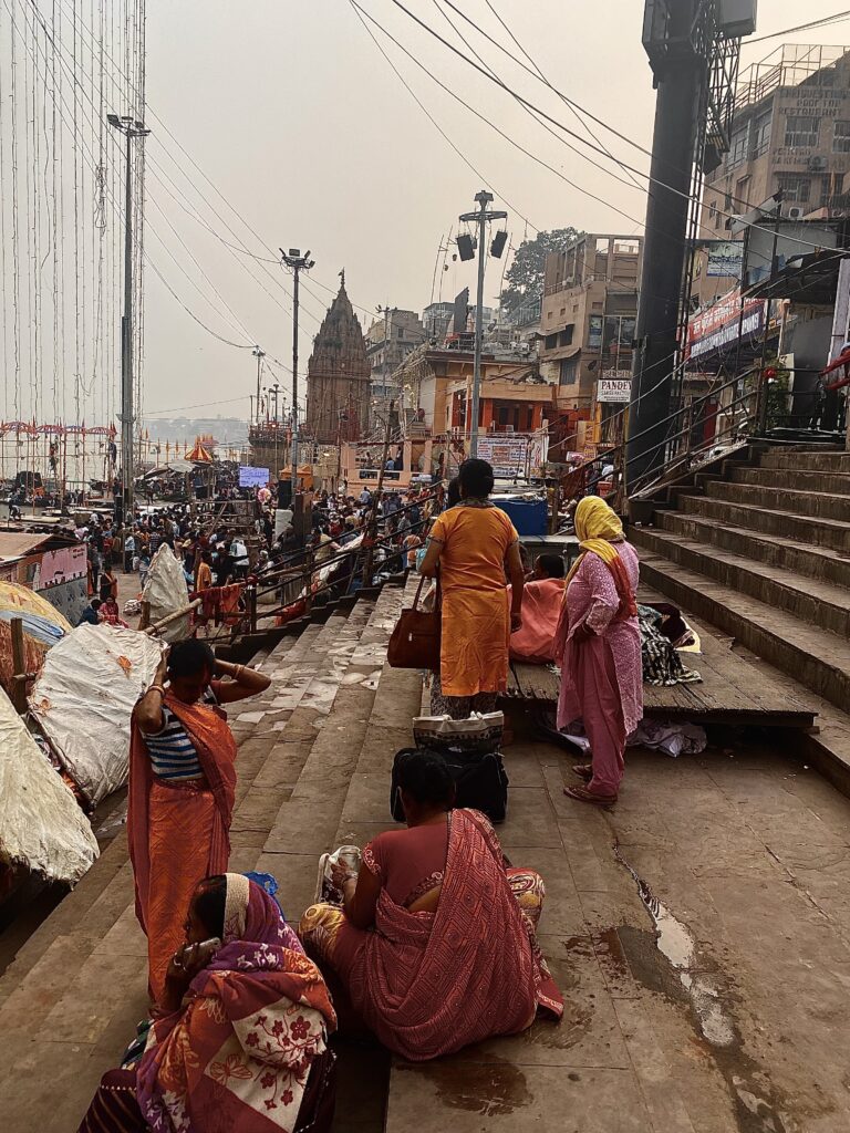 Pelegrins i habitants locals caminant pels ghats de Varanasi al costat del riu Ganges, Índia.