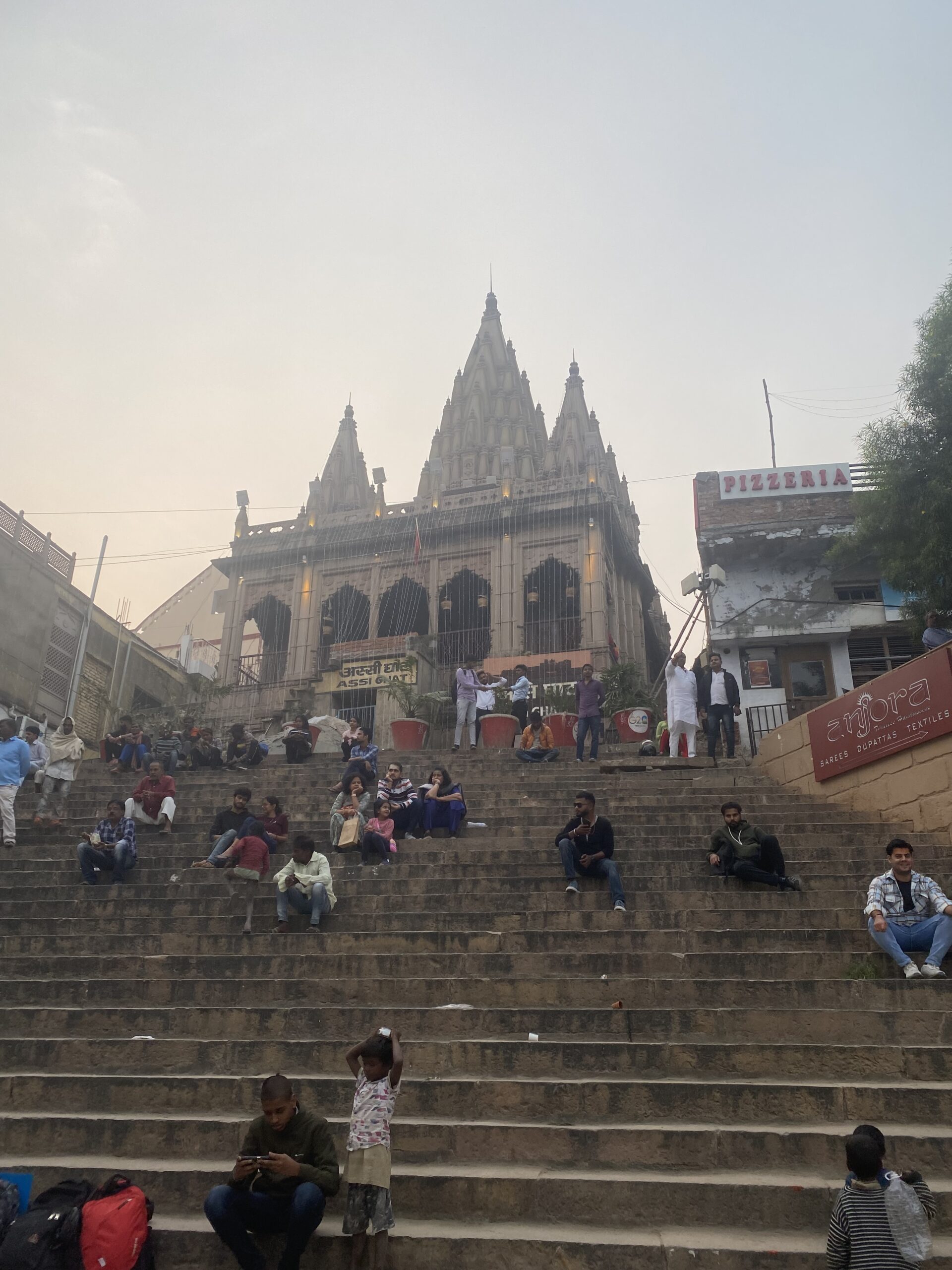 Temple hindú envoltat de pelegrins en un dels ghats del riu Ganges a Varanasi.