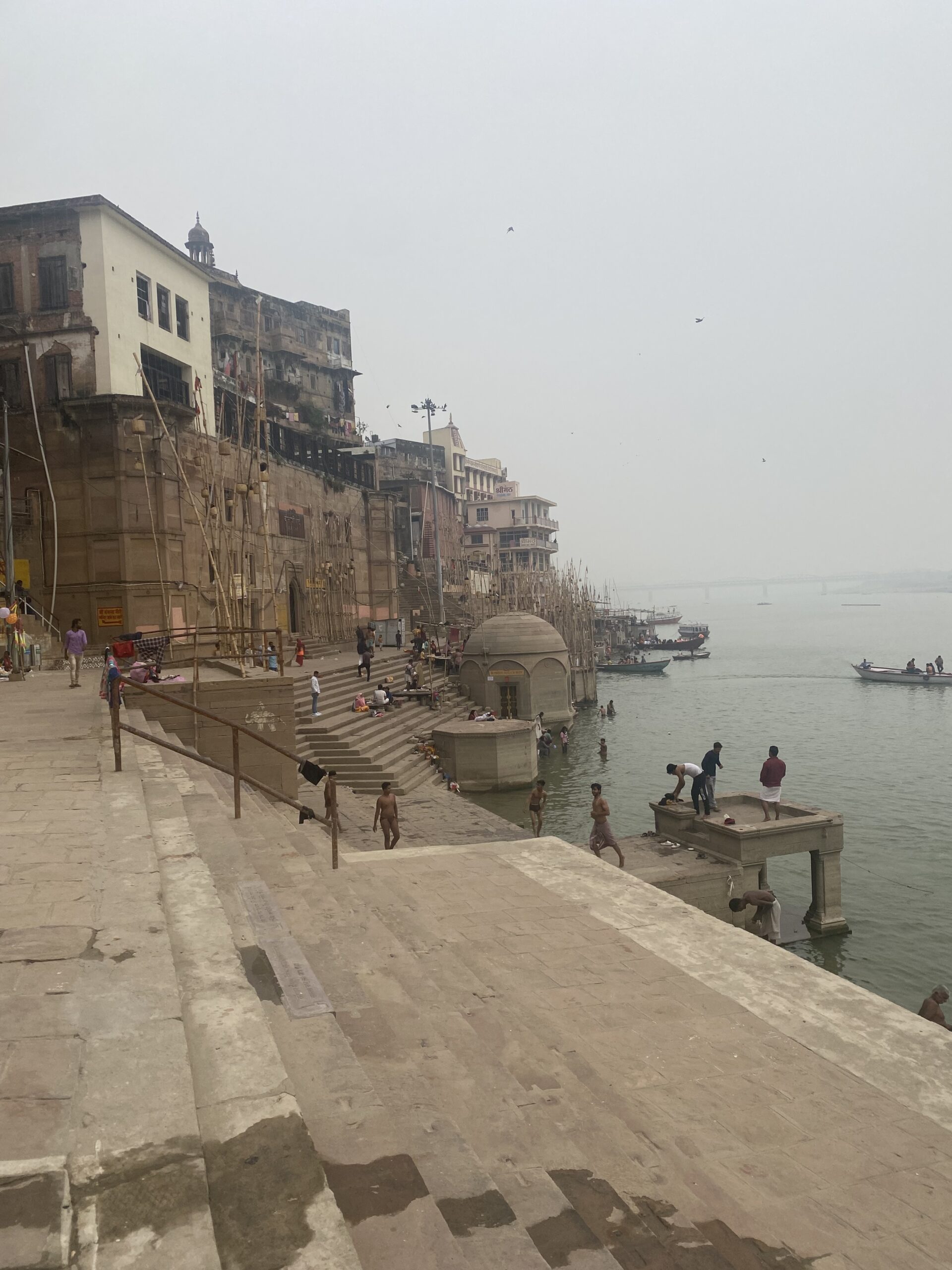 Vista dels ghats i els edificis històrics de Varanasi a la riba del riu Ganges, Índia.