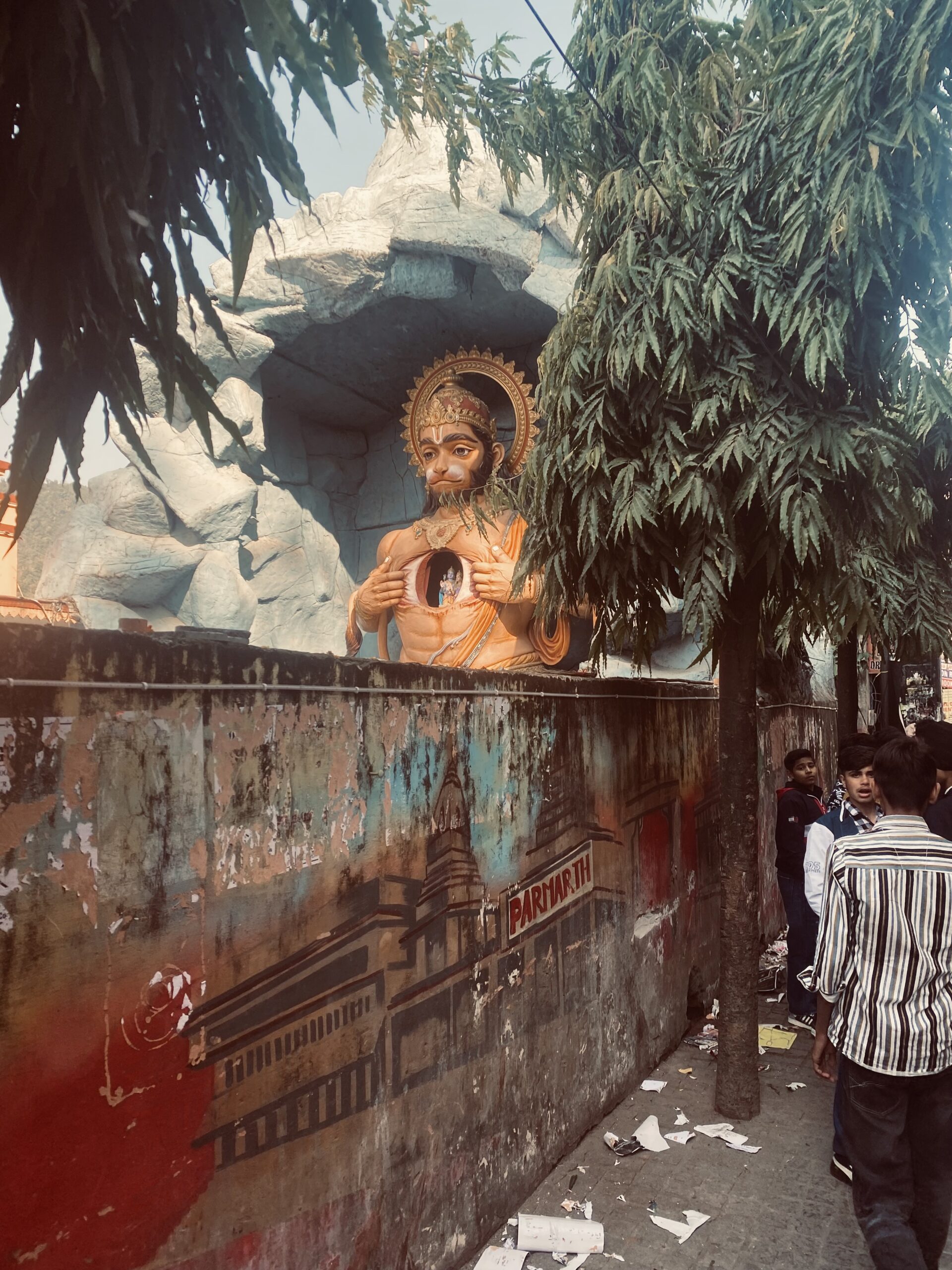 Gran estàtua de Hanuman entre arbres a Parmarth Niketan, un dels ashrams més coneguts de Rishikesh, Índia.