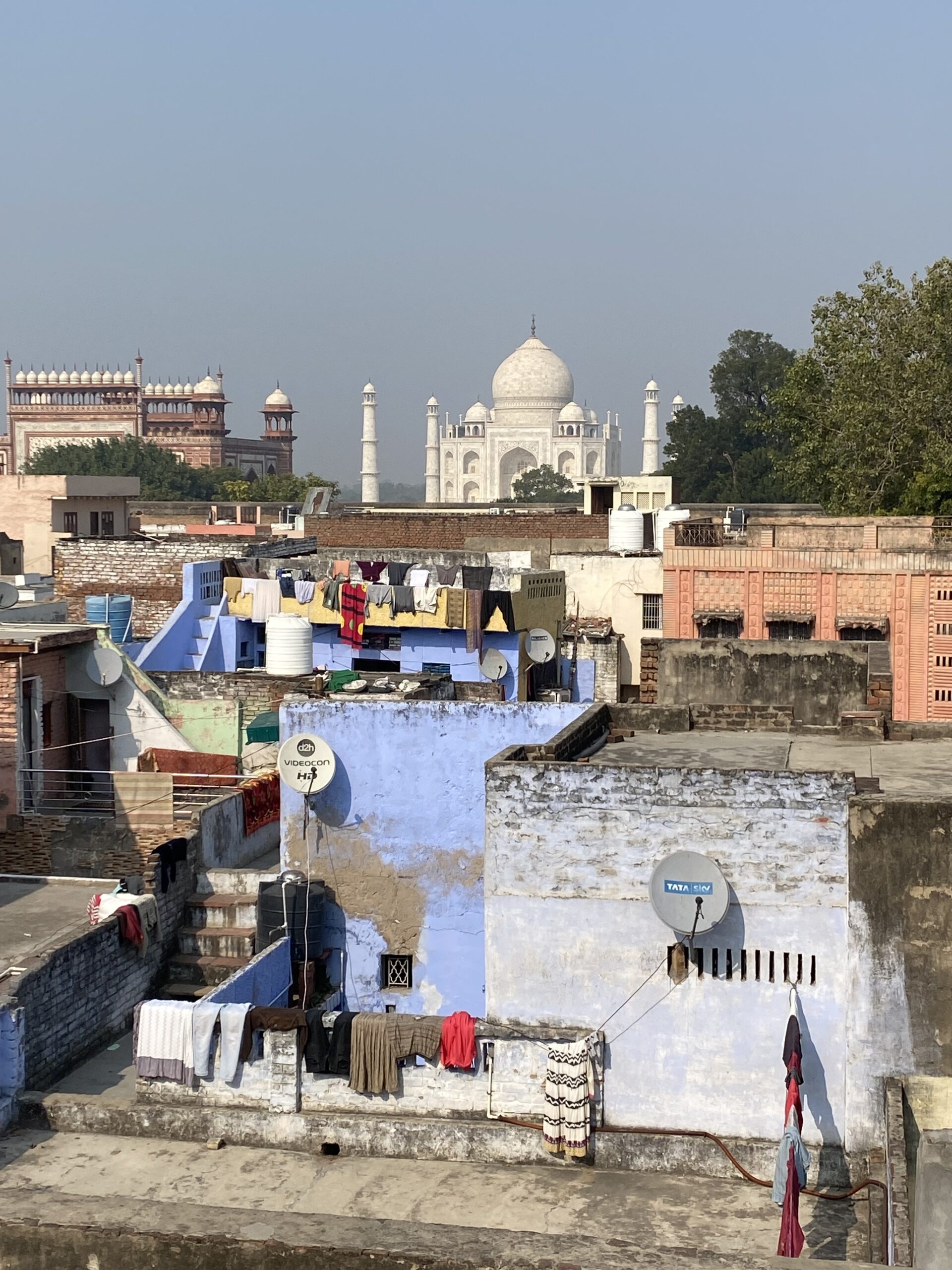 Vista panoràmica del Taj Mahal entre terrasses i edificis de la ciutat d'Agra, Índia.