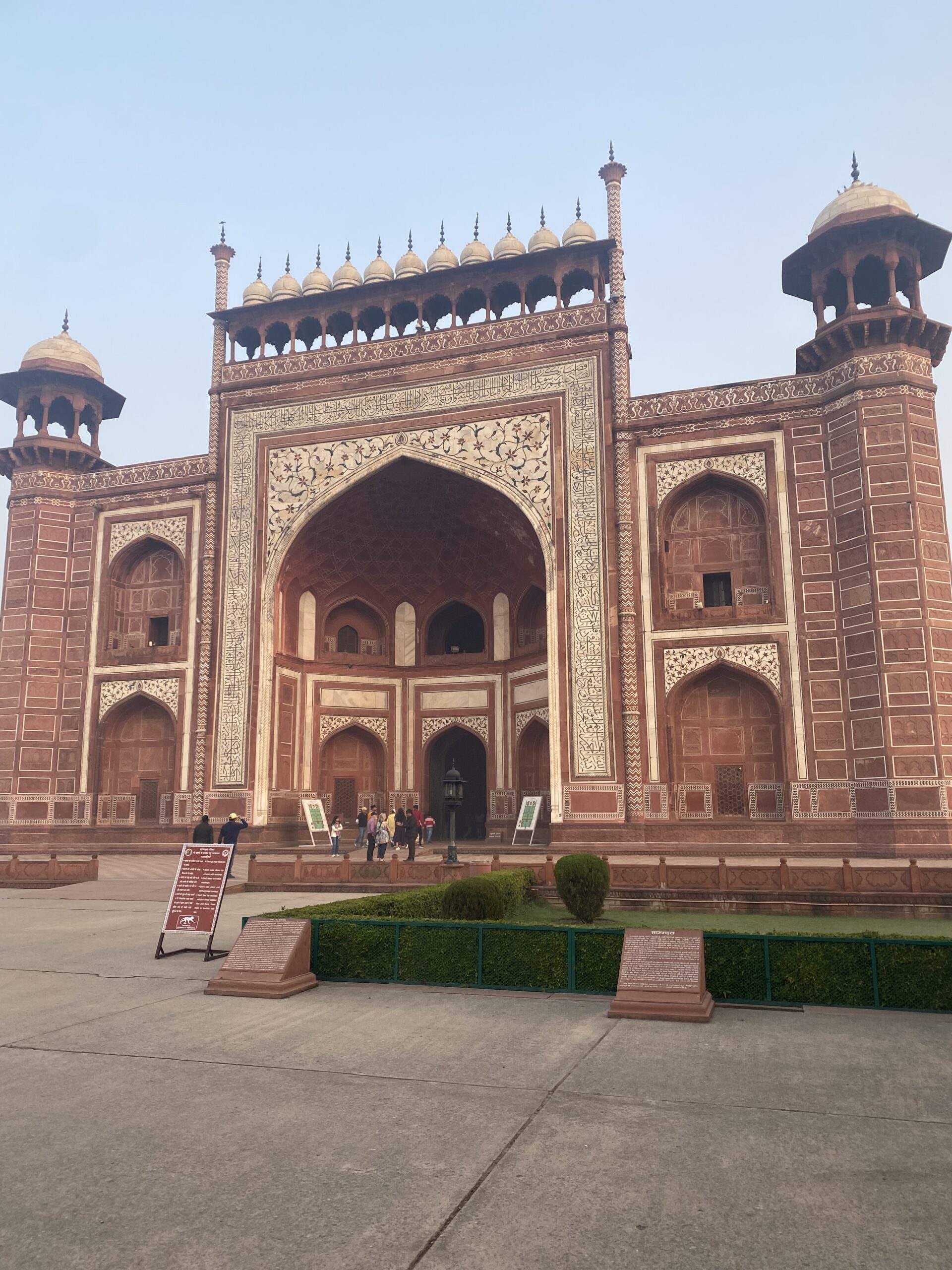 Porta monumental de pedra vermella que dona accés al recinte del Taj Mahal a Agra, Índia.
