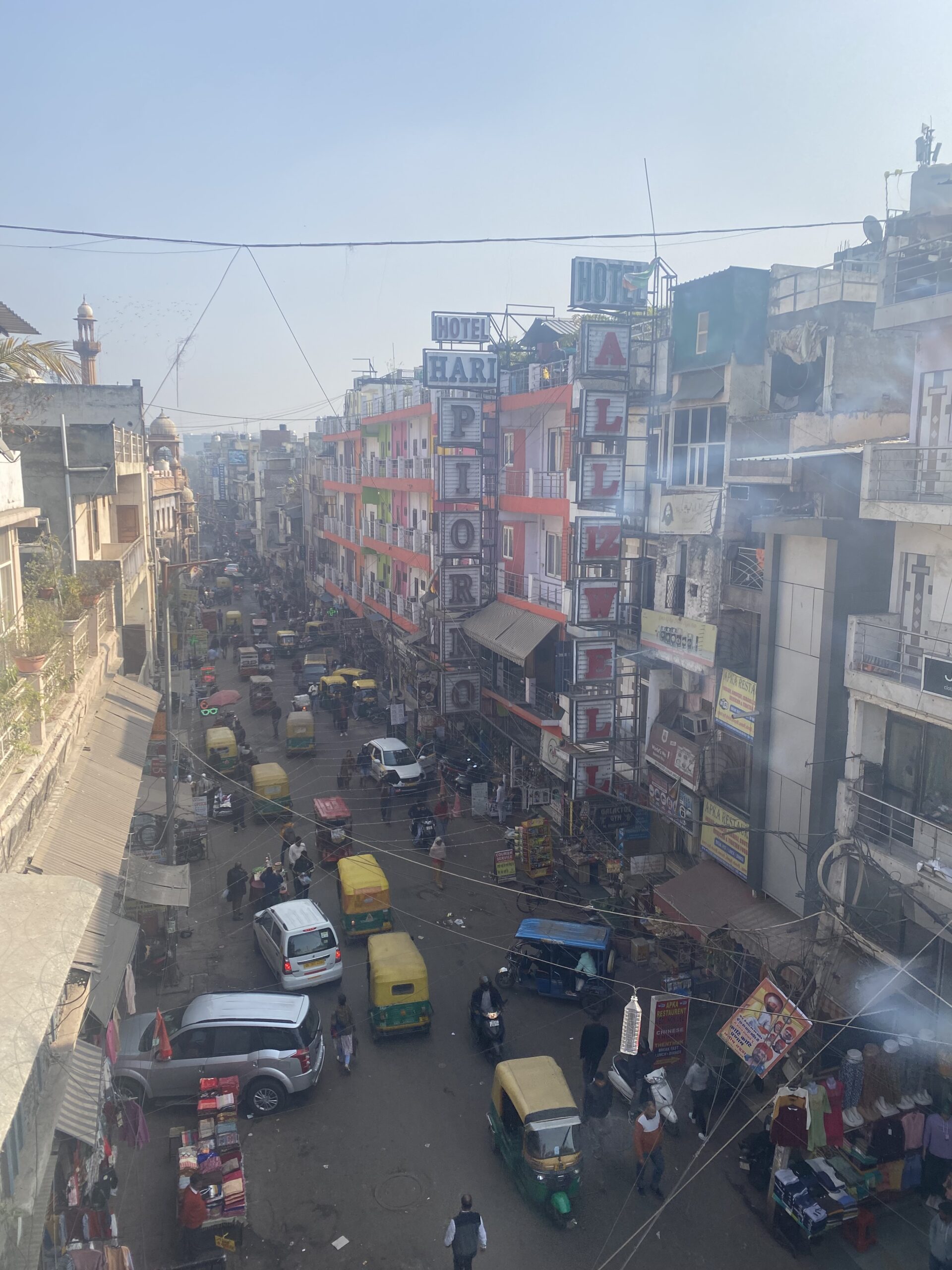 Vista elevada d'un carrer ple de comerços i edificis de colors d'Old Delhi, Índia