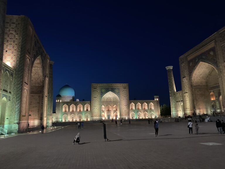 Plaça del Registan il·luminada de nit a Samarcanda, Uzbekistan