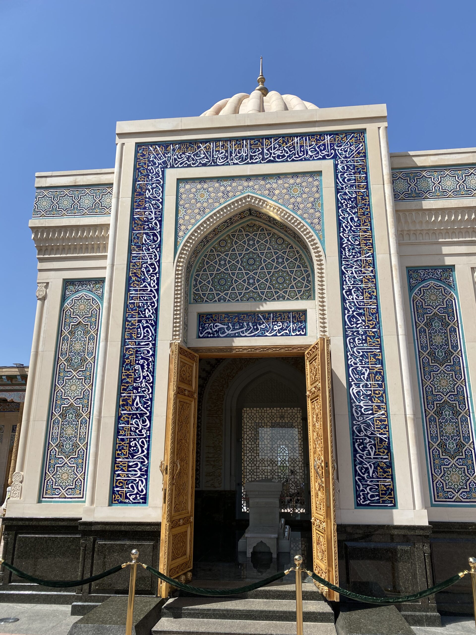 Entrada del mausoleu d'Islam Karimov decorada amb mosaics blaus i marbre blanc a Samarcanda