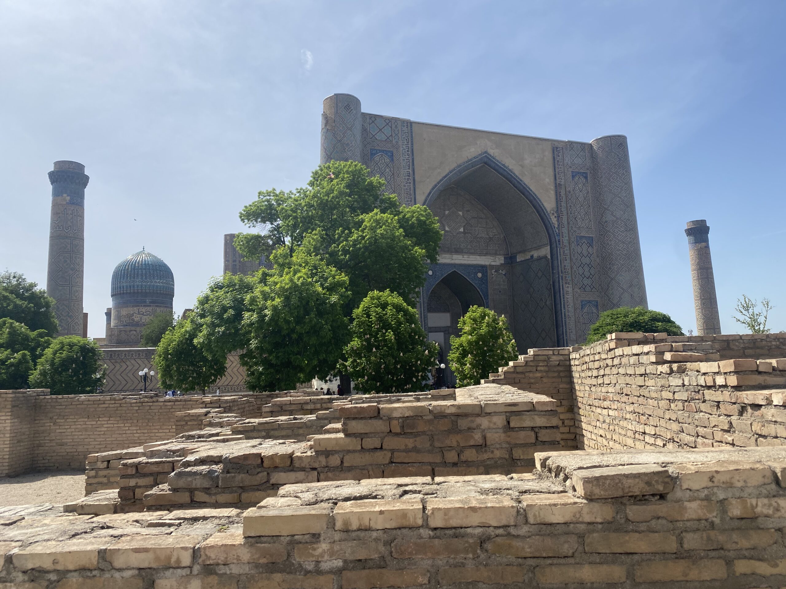 Pati i construccions monumentals de la mesquita Bibi Khanum a Samarcanda