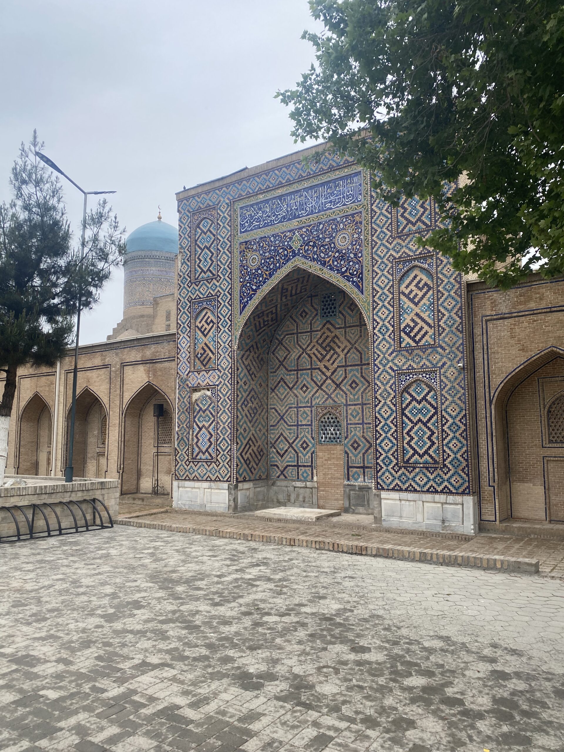 Façana d'un mausoleu decorada amb mosaics blaus a la necròpolis de Shah-i-Zinda, Samarcanda