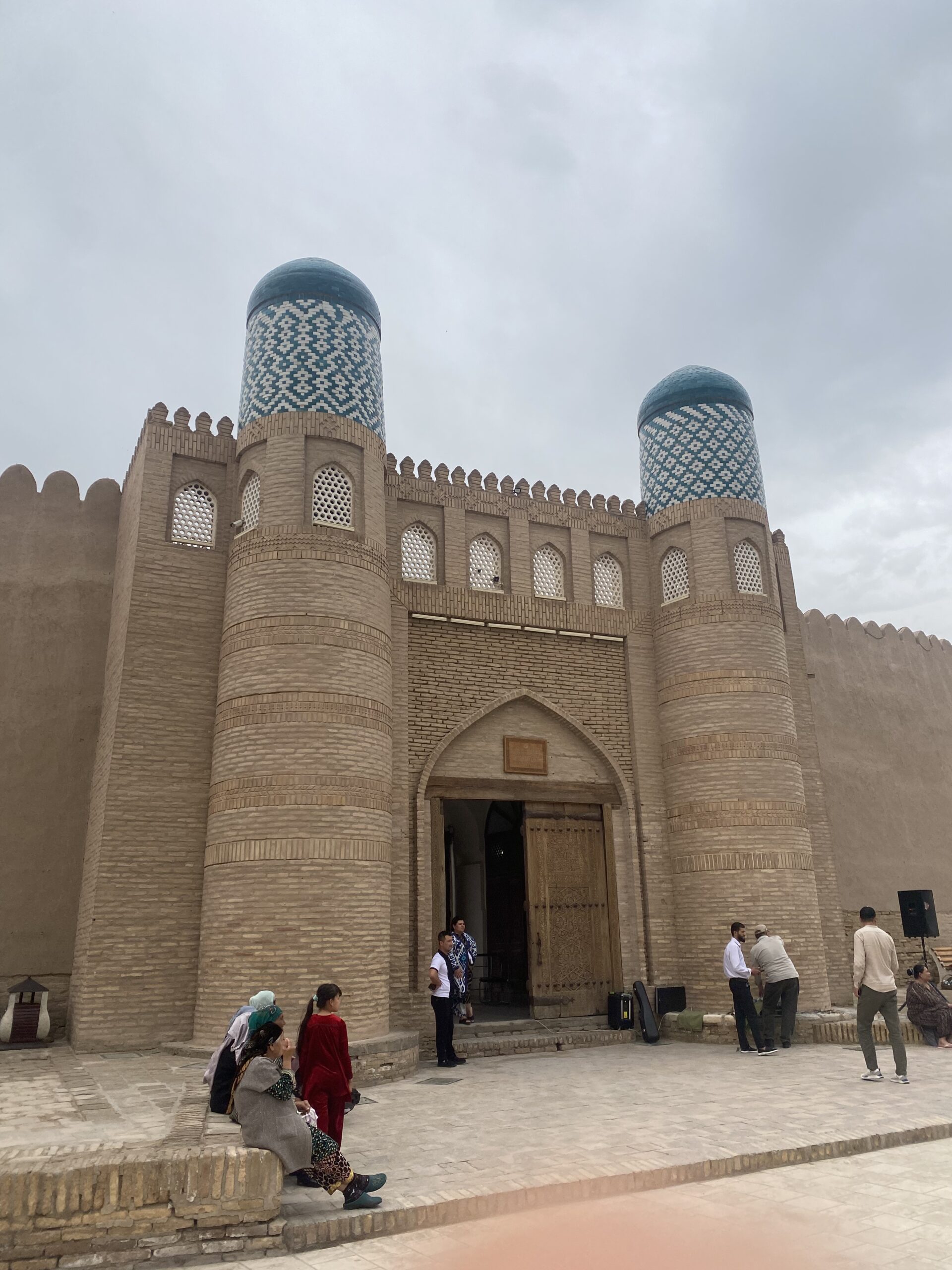 Porta d'entrada de la ciutadella Kunya Ark amb dues torres decorades amb ceràmica turquesa a Khiva