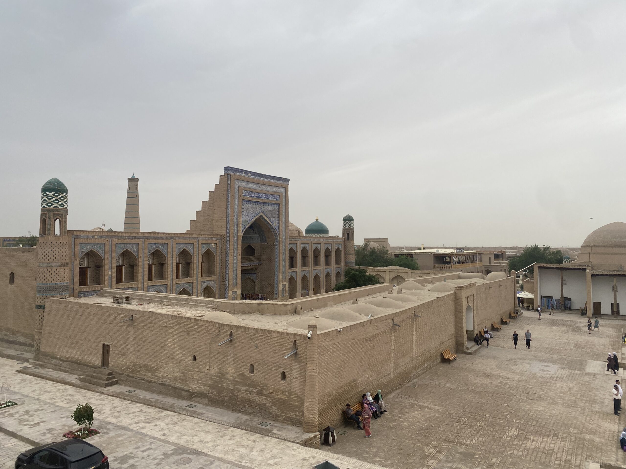 Vista de les muralles, madrasses i minarets de l'Itchan Kala des de la ciutadella Kunya Ark de Khiva