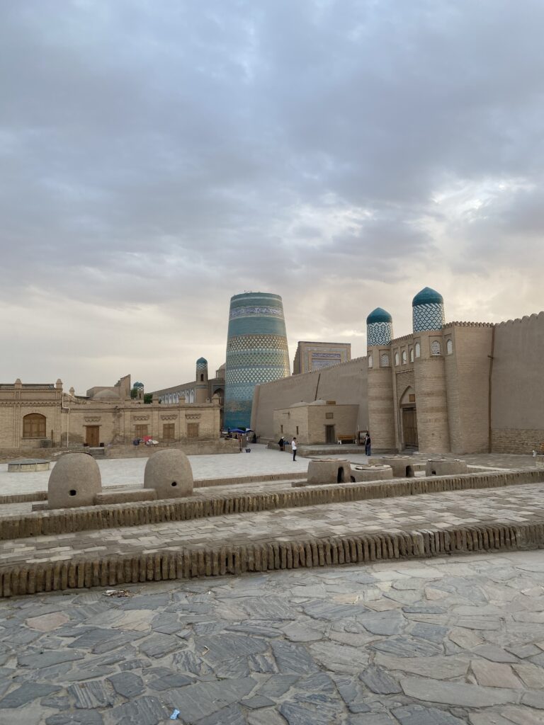 Vista del minaret Kalta Minor i l’entrada de la ciutadella Kunya Ark dins l’Itchan Kala de Khiva