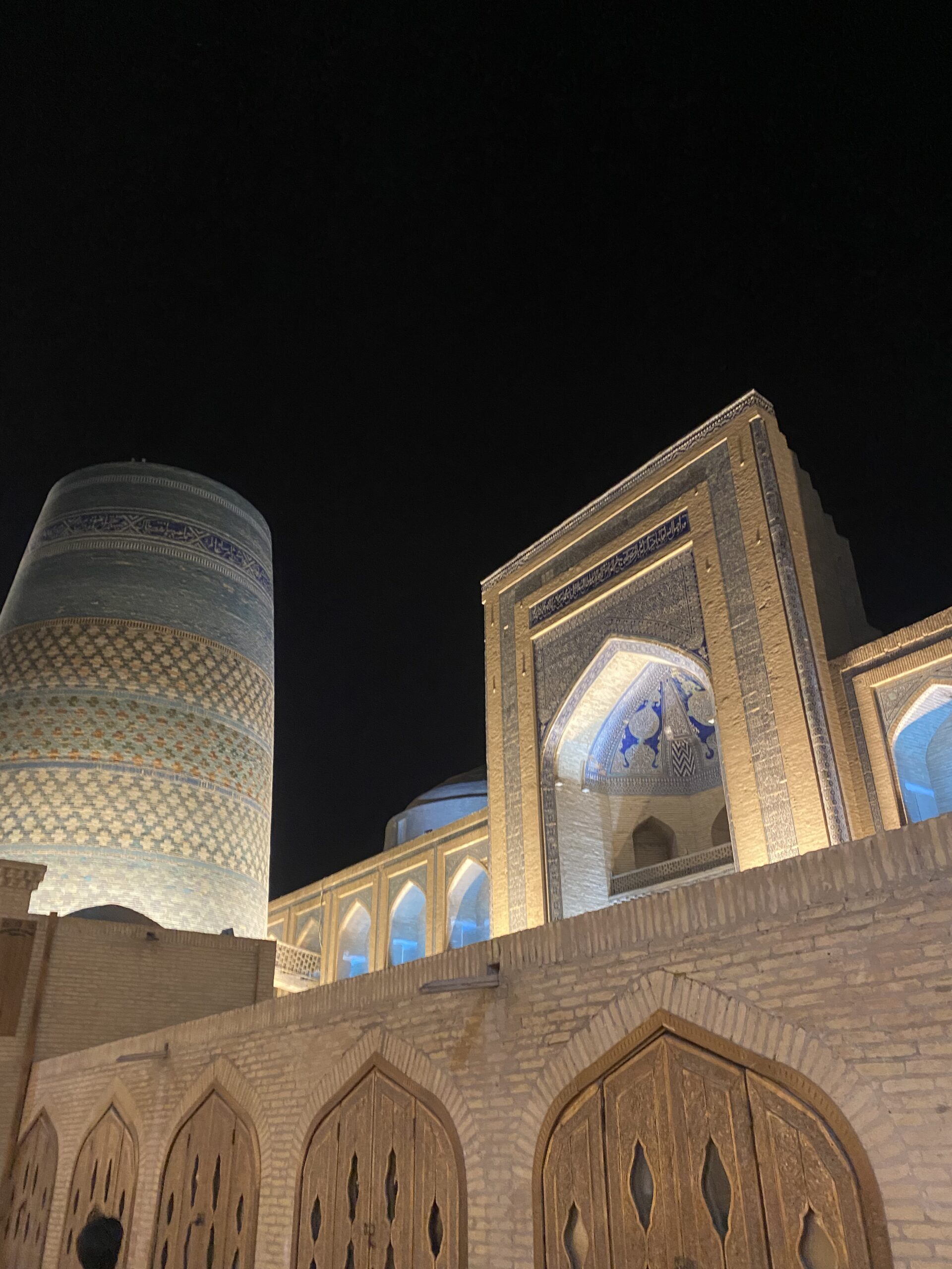 Minaret Kalta Minor i portal de la madrassa Muhammad Amin Khan il·luminats de nit a Khiva