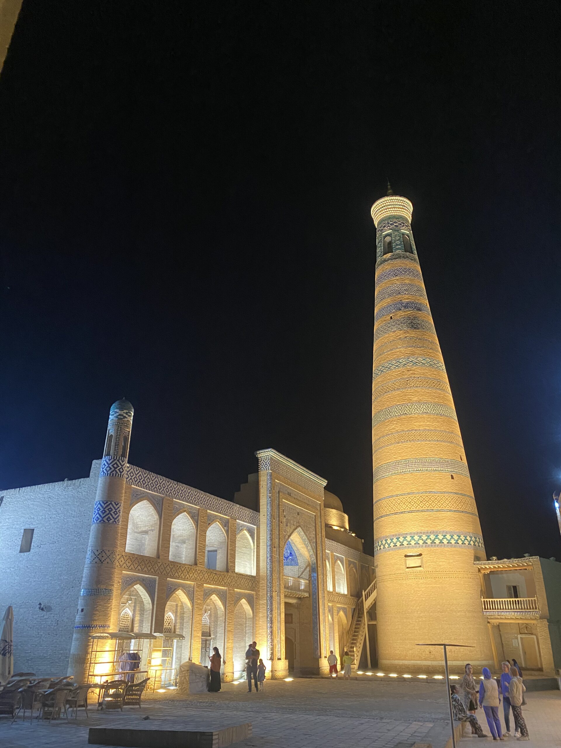 Minaret Islam Khoja il·luminat de nit dins la ciutat emmurallada de Khiva