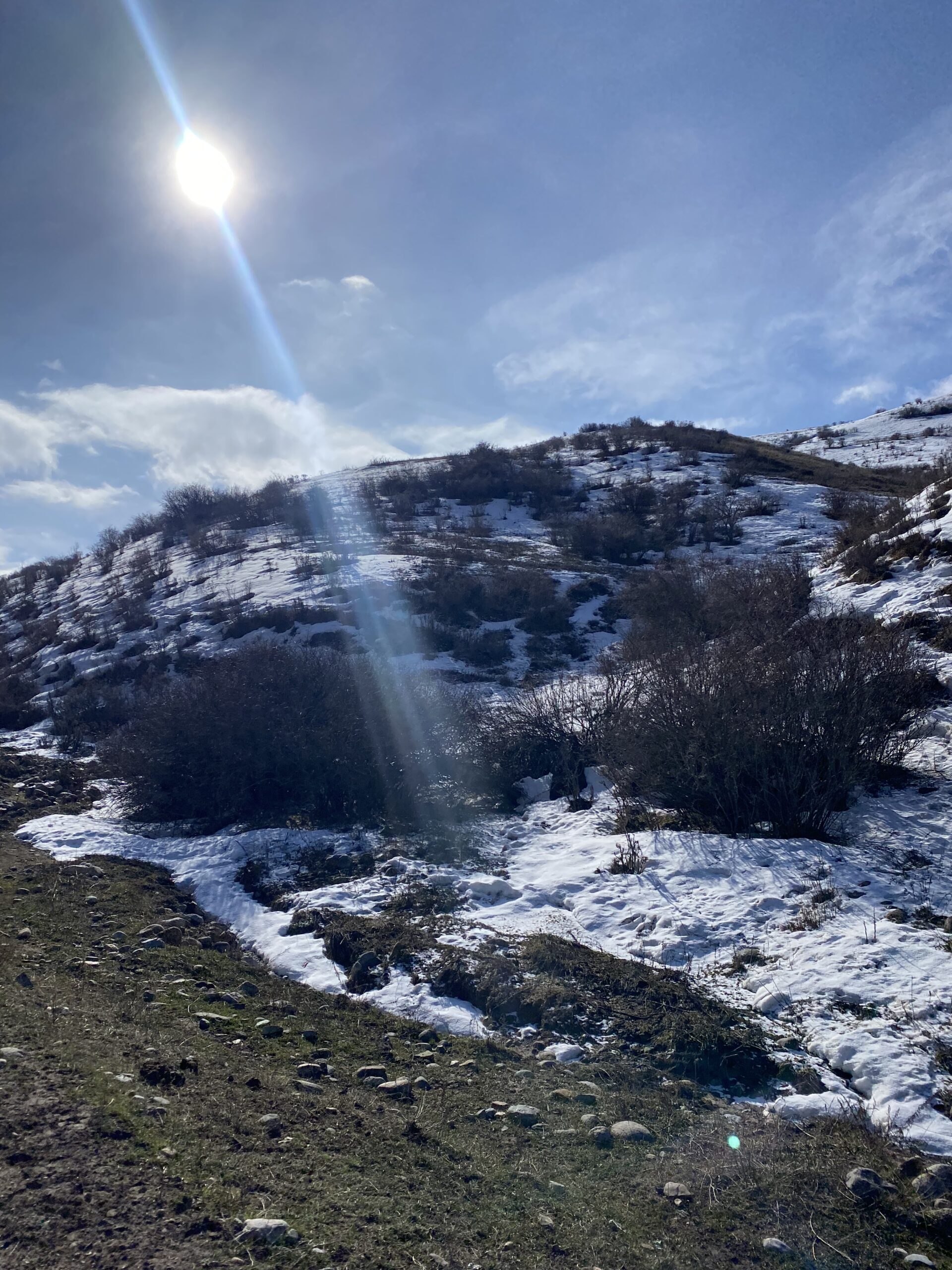Vall nevada durant un trekking d'hivern a Karakol, Kirguizistan