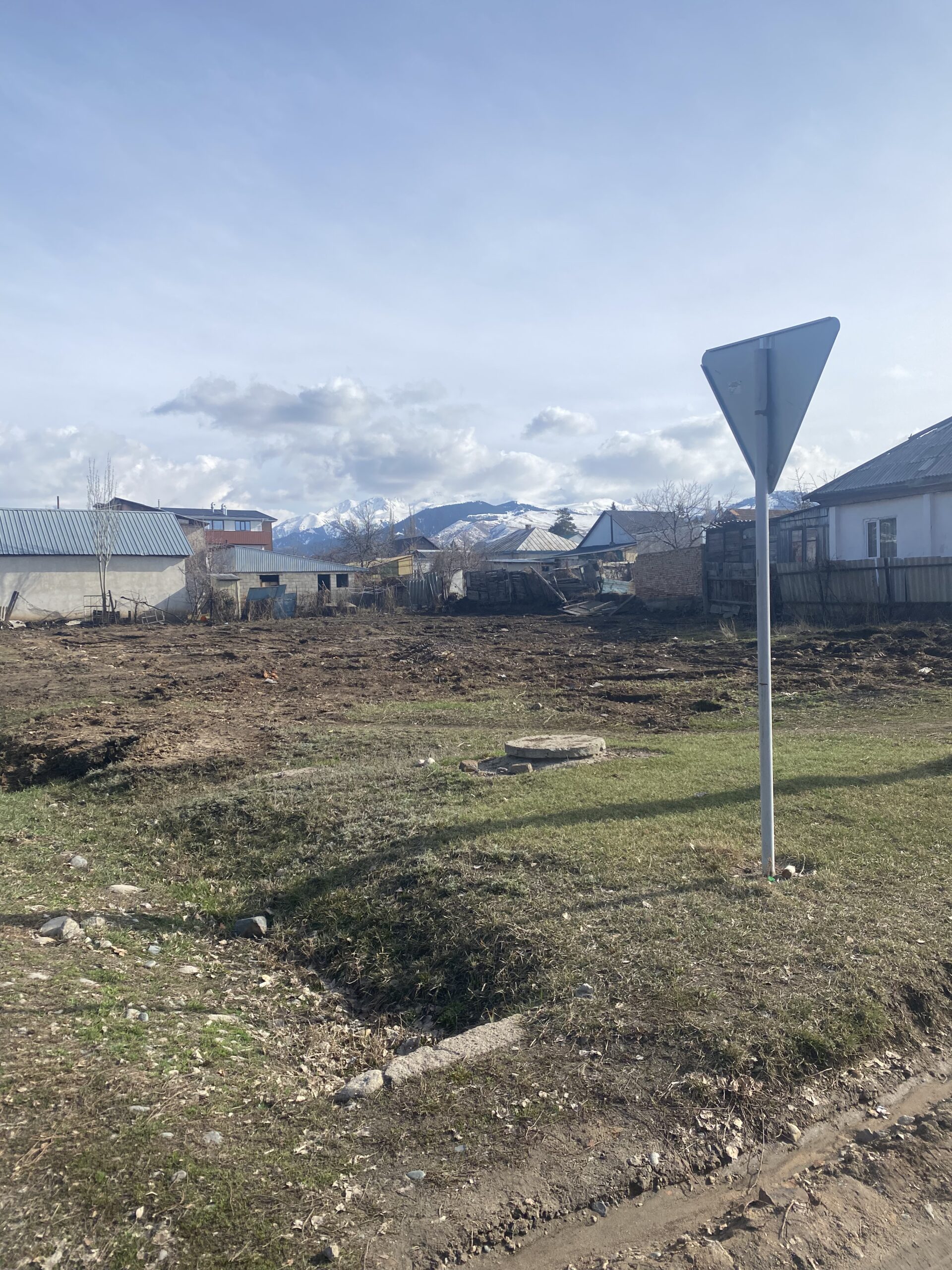 Carrer de Karakol amb cases nevades, Kirguizistan