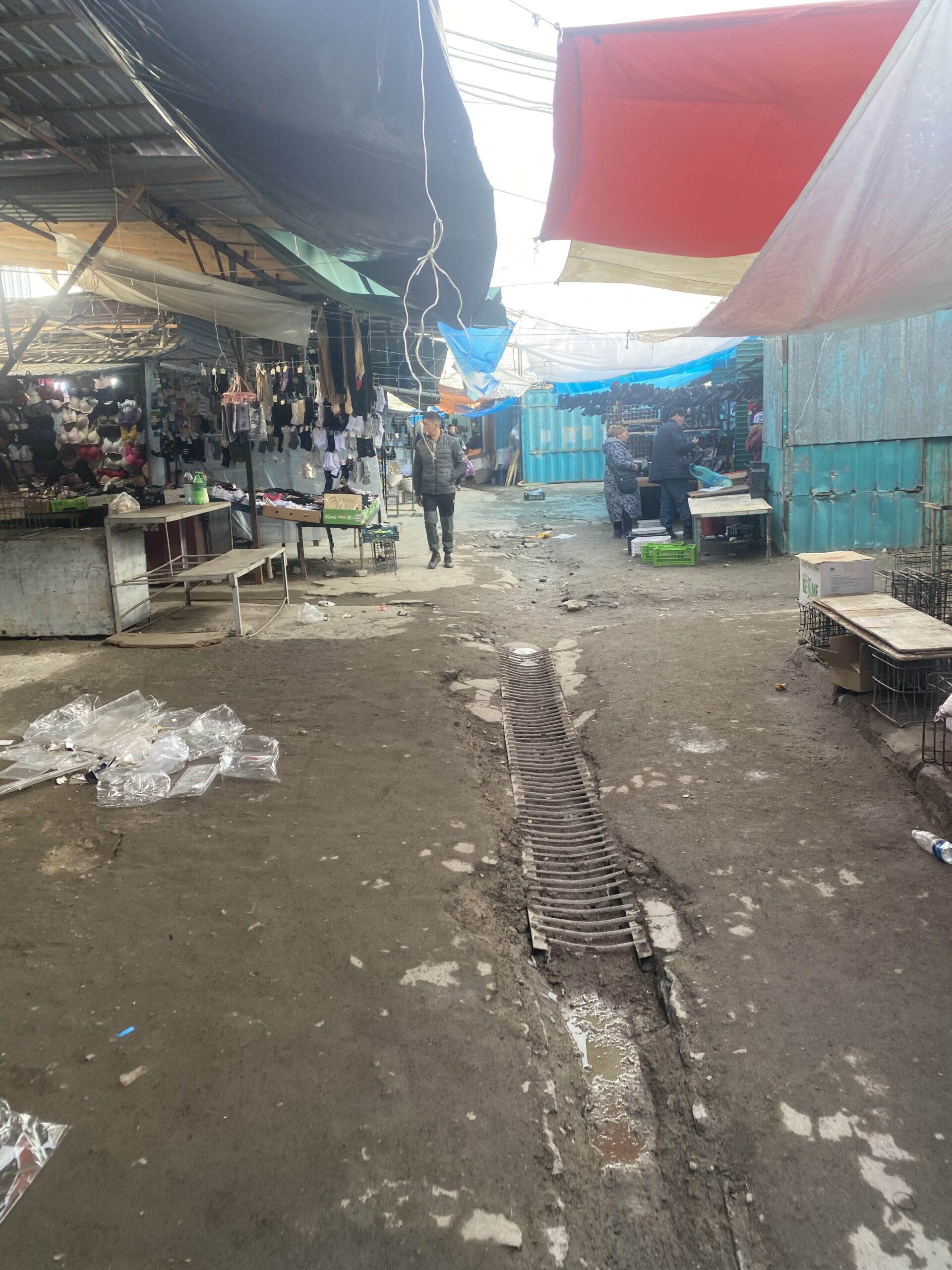 Carrer d'un bazar de Bishkek amb parades de colors, Kirguizistan