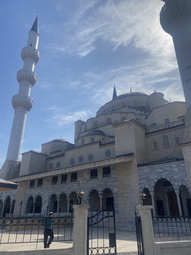 La Mesquita Central de Bishkek amb la plaça al davant, Kirguizistan