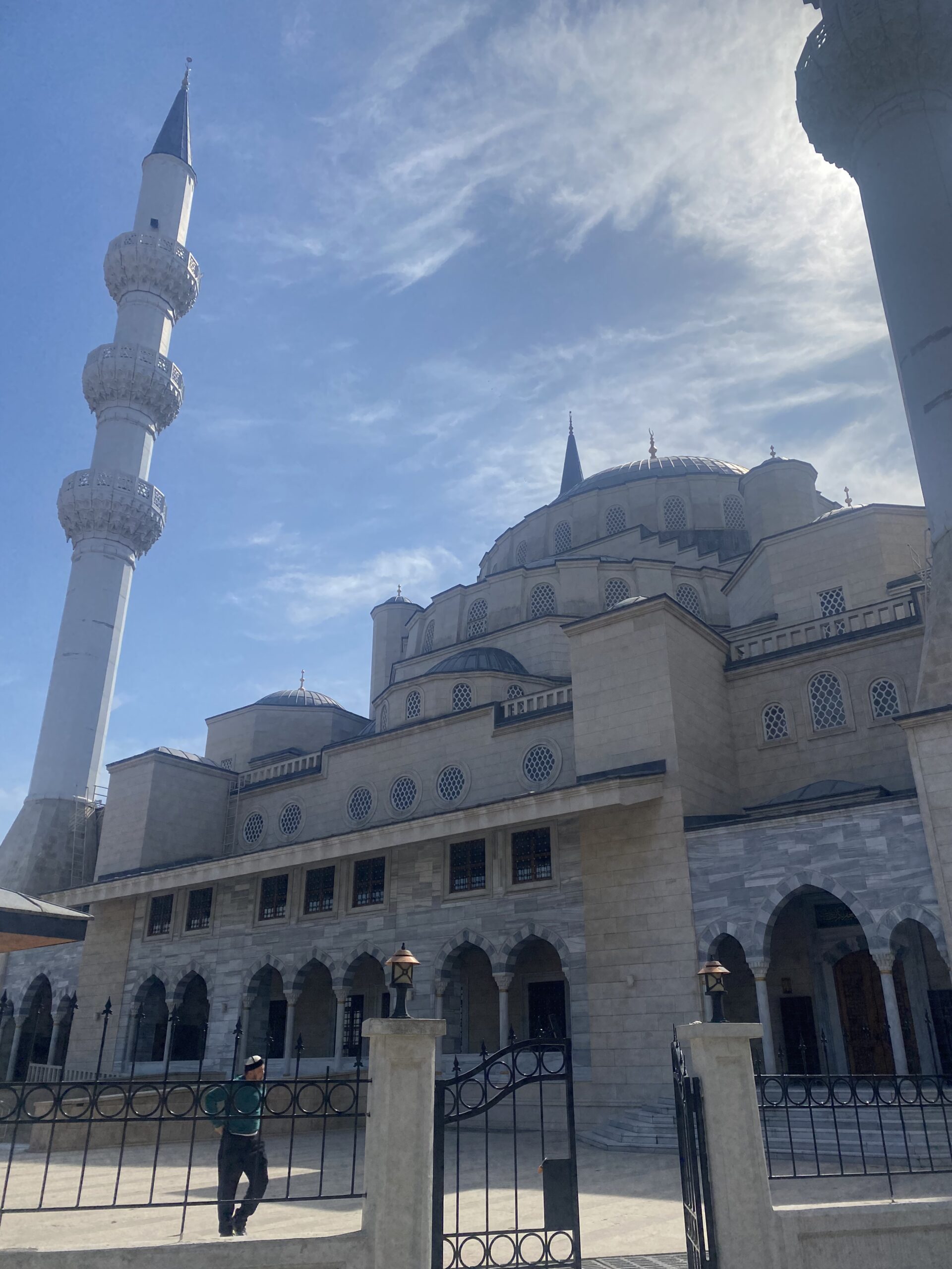 La Mesquita Central de Bishkek amb la plaça al davant, Kirguizistan