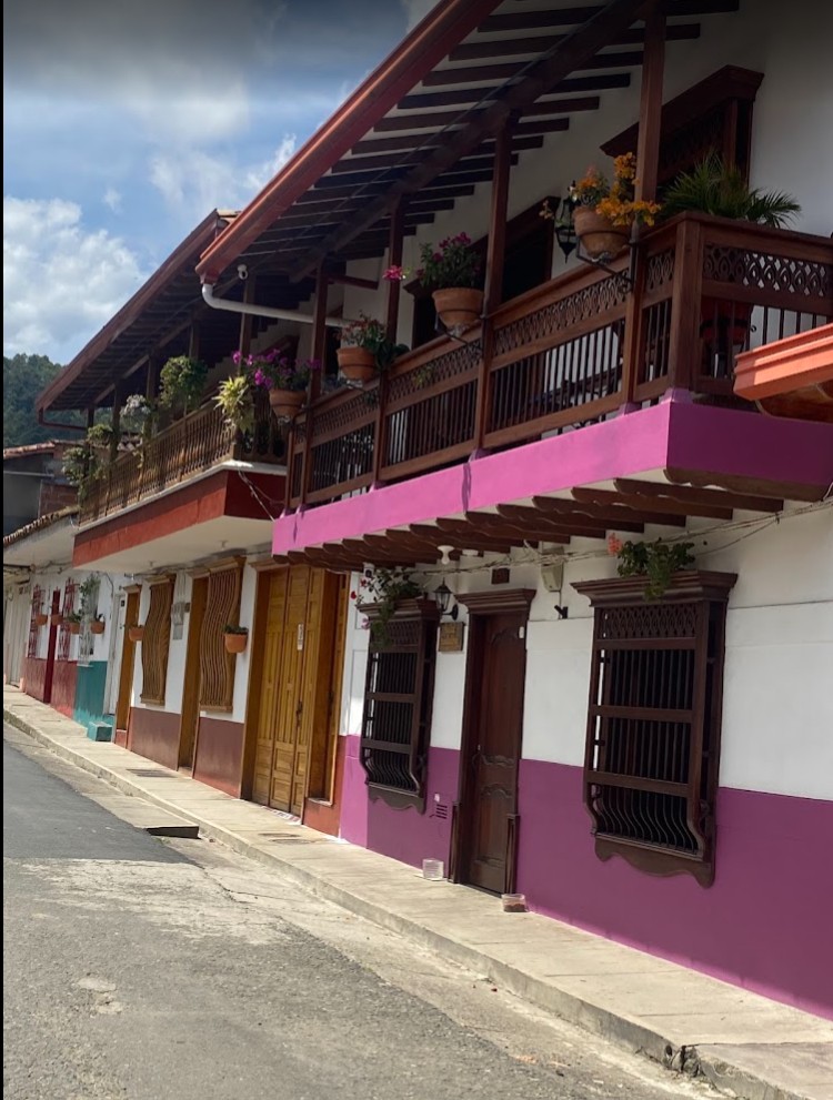 Façana de colors amb balcons de fusta al centre històric de Jardín, Antioquia