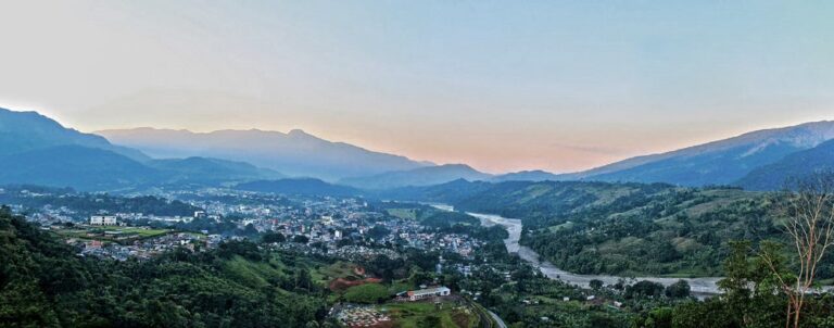 Vista panoràmica de Mocoa envoltada per les muntanyes del Putumayo, Colòmbia