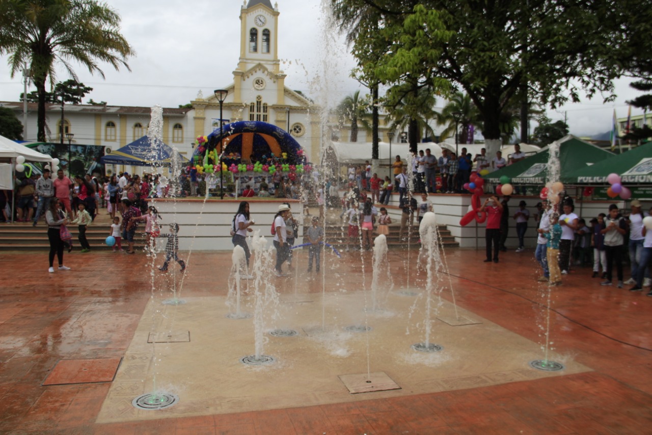 Font del parc General Santander amb l'església de Mocoa al fons