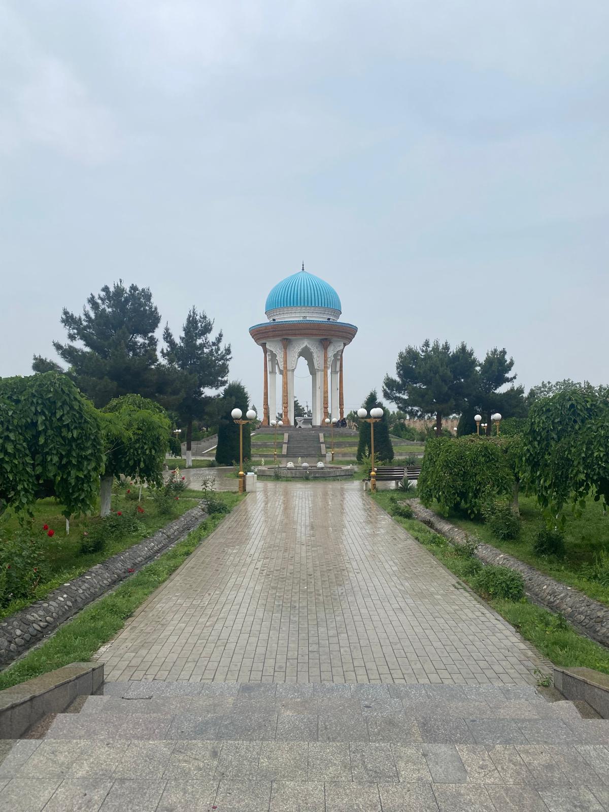 Pavelló amb cúpula blau-verda enmig d'un jardí a Margilan, Uzbekistan