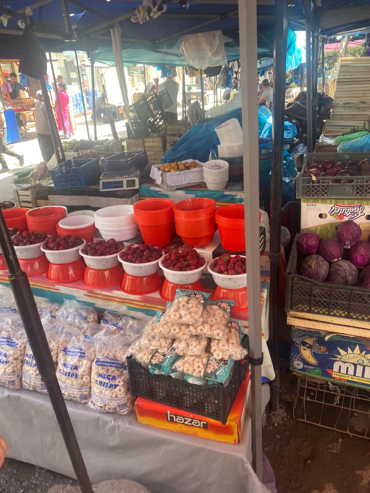 Parades plenes de gerros i objectes de fang en un mercat de Margilan, Uzbekistan