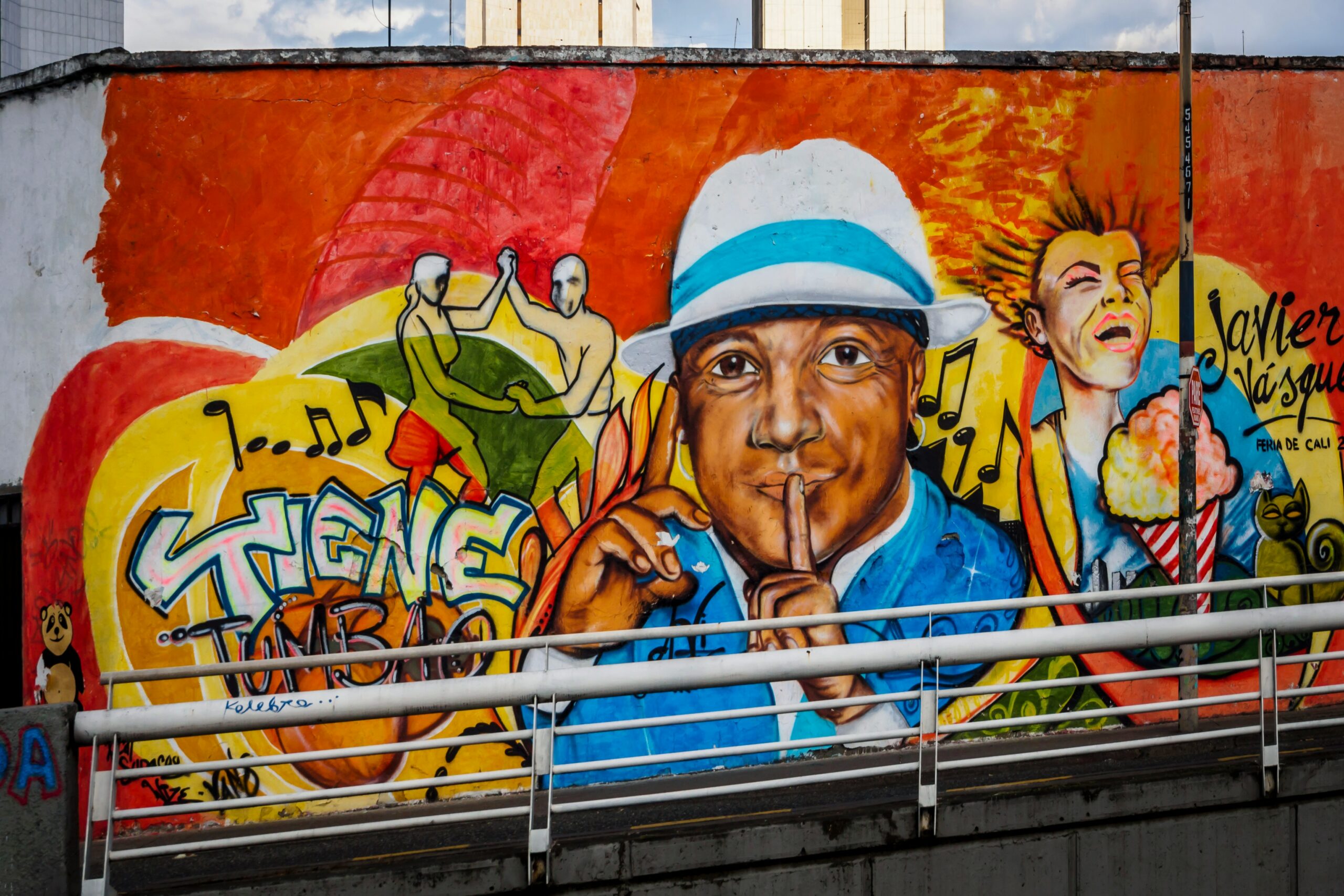Mural acolorit amb un retrat en un carrer de Cali, Colòmbia