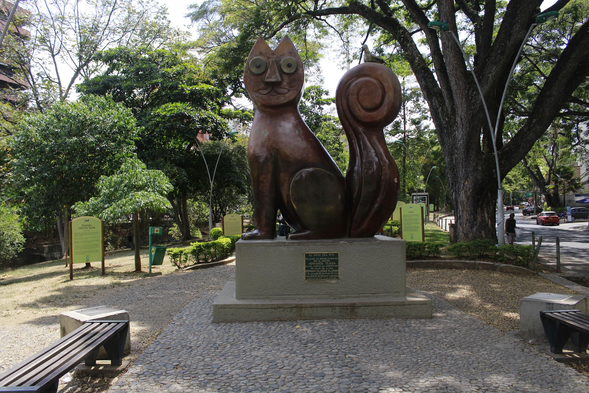 Escultura felina del parc del Gato de Tejada de Cali envoltada d'arbres