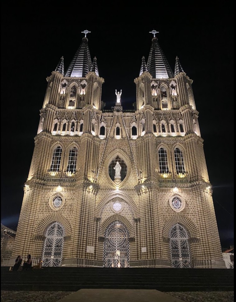 Basílica de la Immaculada Concepció il·luminada de nit a Jardín