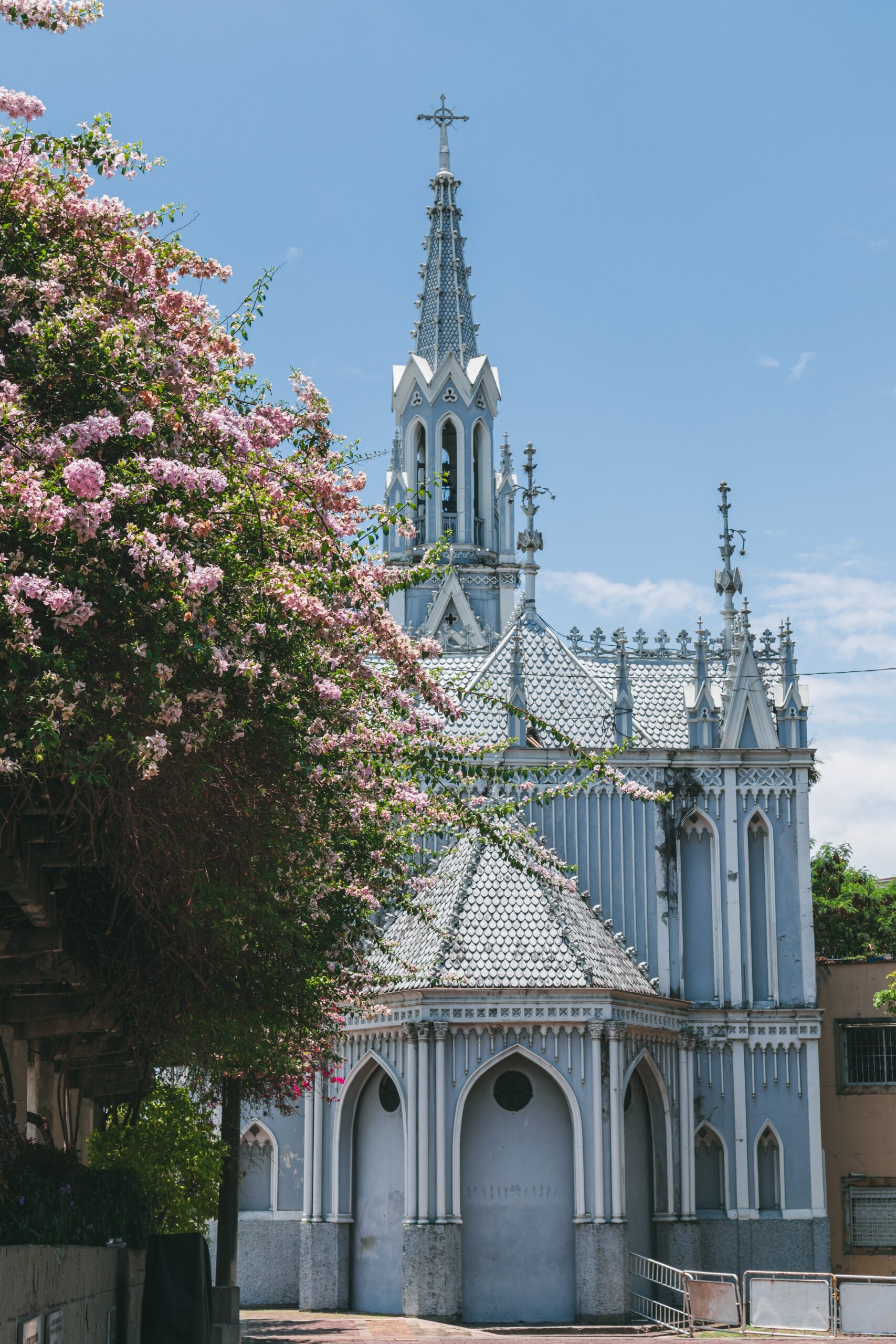 Torres neogòtiques de l’església La Ermita de Cali envoltades de flors